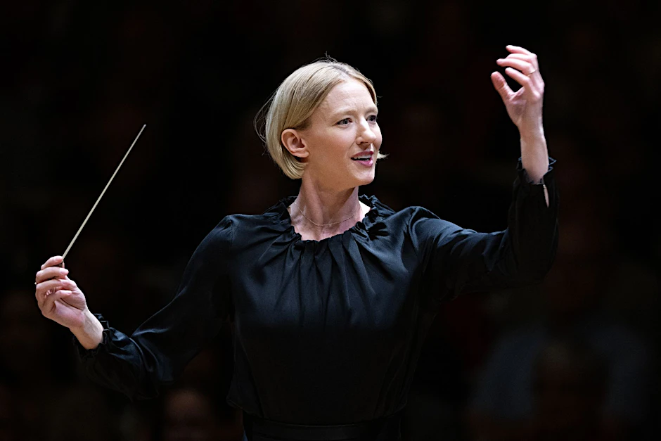 ARCHIV - Joana Mallwitz, Chefdirigentin am Konzerthaus Berlin, dirigiert zur Eröffnung der Saison das Konzerthausorchester.  