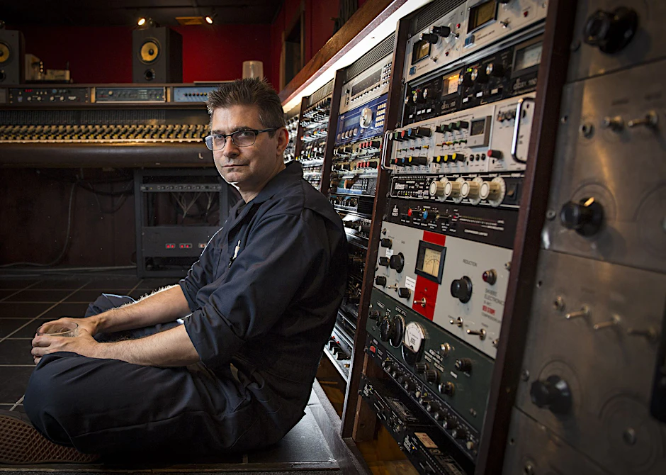 ARCHIV - Musikproduzent Steve Albini in seinem Studio in Chicago im Jahr 2014. Die US-amerikanische Indierock-Ikone ist im Alter von 61 Jahren gestorben.  s Wire/dpa