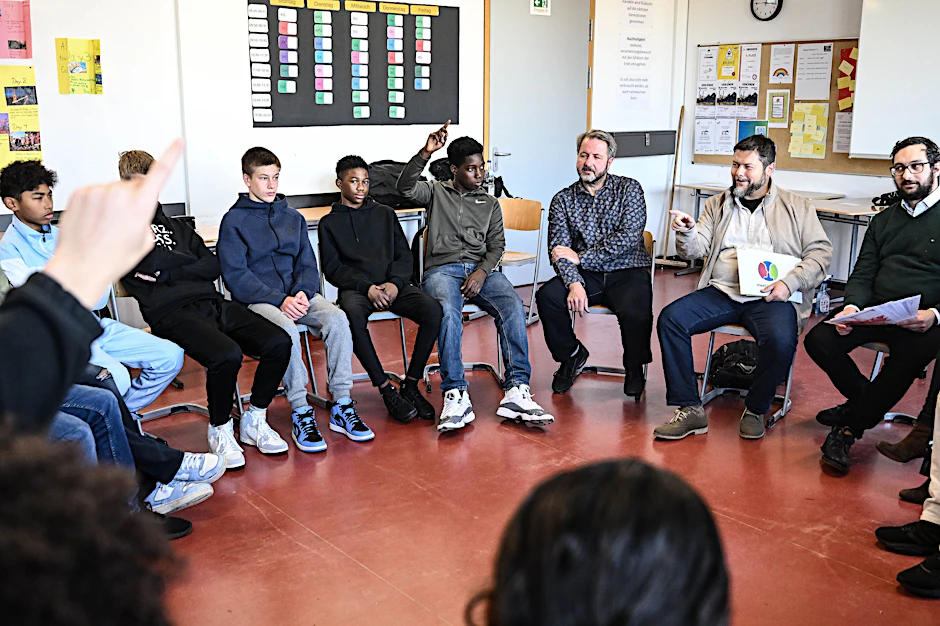 Reden über den Nahost-Konflikt im Berliner Bezirk Neukölln: Im November 2023 besuchten ein Rabbiner und ein Imam mit der Staatssekretärin für Bildung die Otto-Hahn-Sekundarschule.