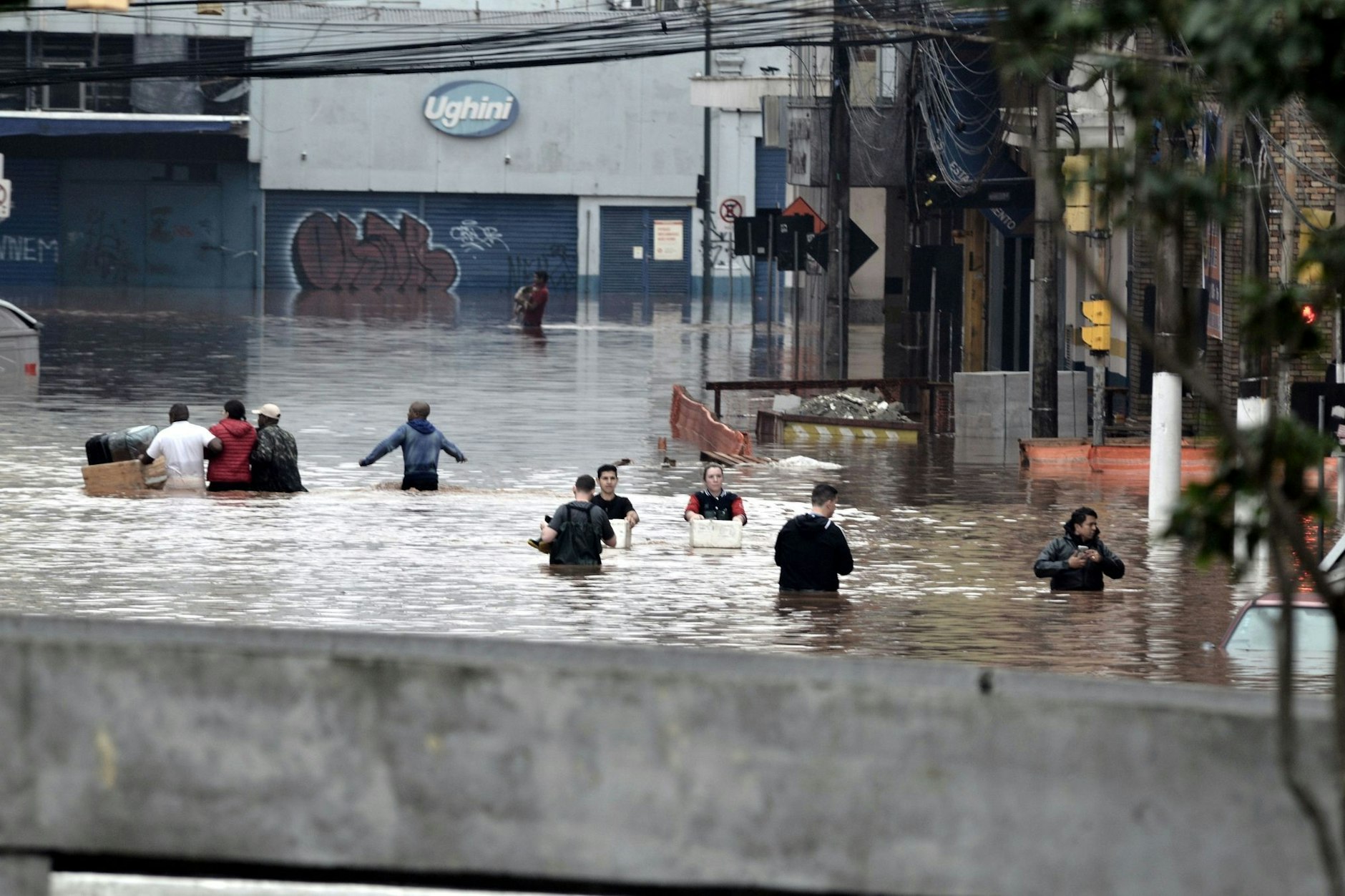 Nach schweren Regenfällen stehen in Porto Alegre, im Süden Brasiliens, die Straßen unter Wasser. Anwohnerinnen und Anwohner versuchen, ihre Habseligkeiten zu retten.