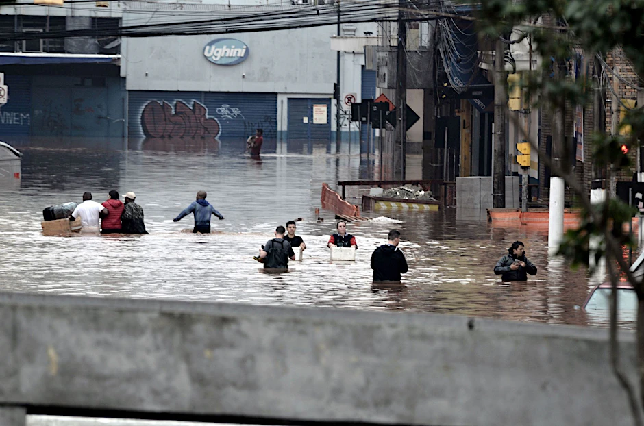 Nach schweren Regenfällen stehen in Porto Alegre, im Süden Brasiliens, die Straßen unter Wasser. Anwohnerinnen und Anwohner versuchen, ihre Habseligkeiten zu retten. 