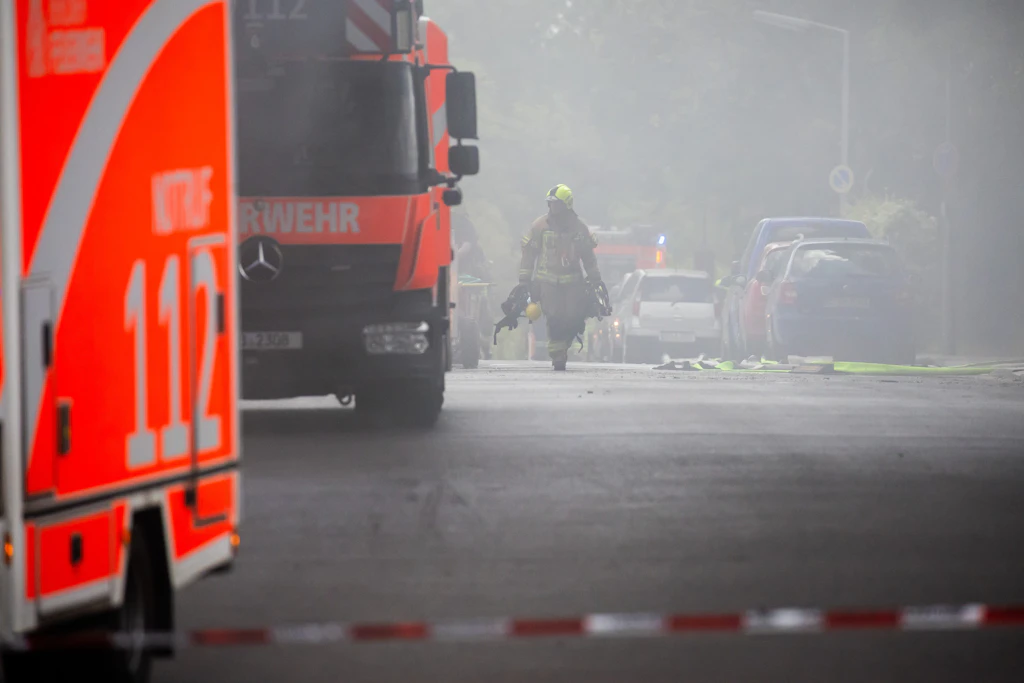 Hochhaus in Flammen: mehrere Menschen verletzt – mit VIDEO