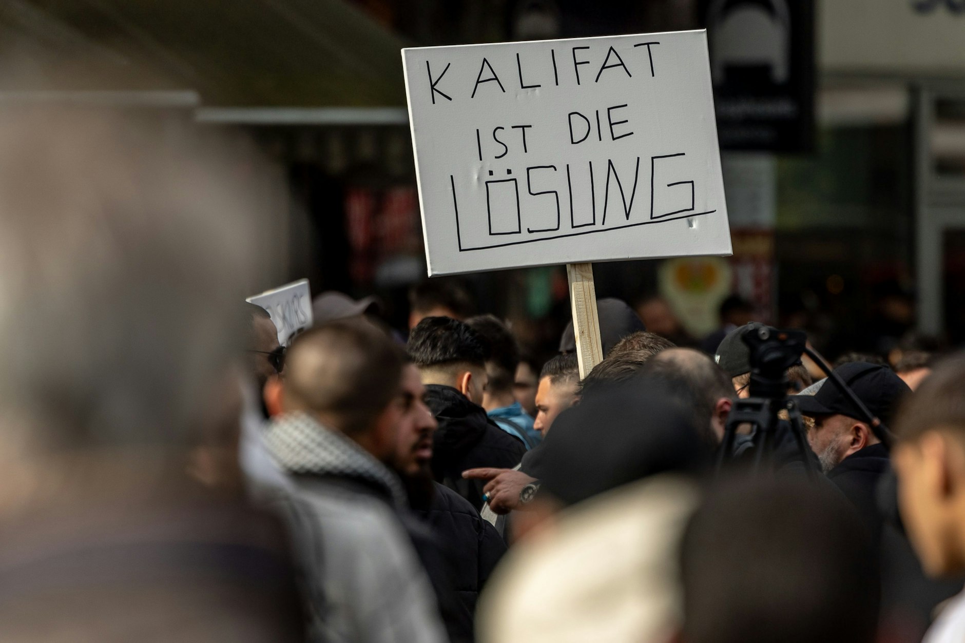 Teilnehmer der ersten Islamisten-Demo in Hamburg hielten ein Plakat mit der Aufschrift „Kalifat ist die Lösung“ hoch (Archivbild).