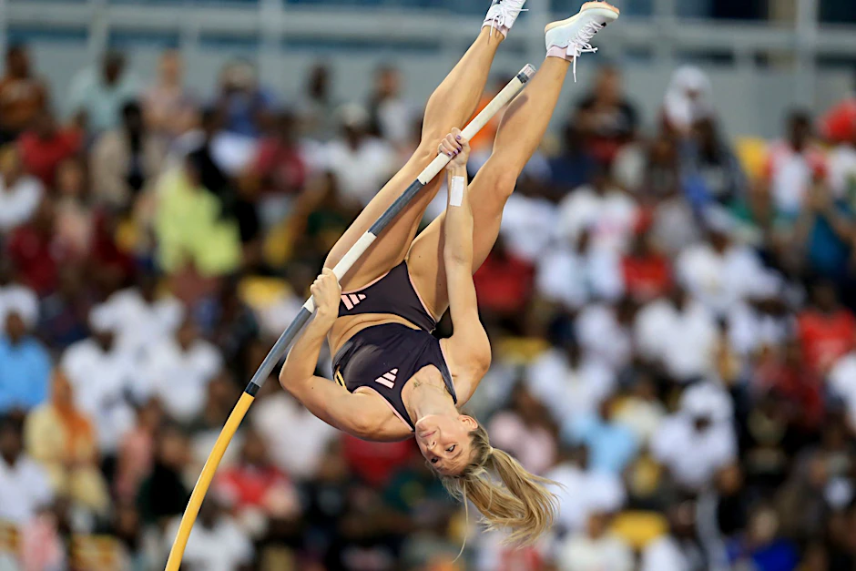 Hoch hinaus: Die Britin Molly Caudery beweist während des Diamond-League-Leichtathletik-Meetings in Doha ihr Können im Stabhochsprung.  