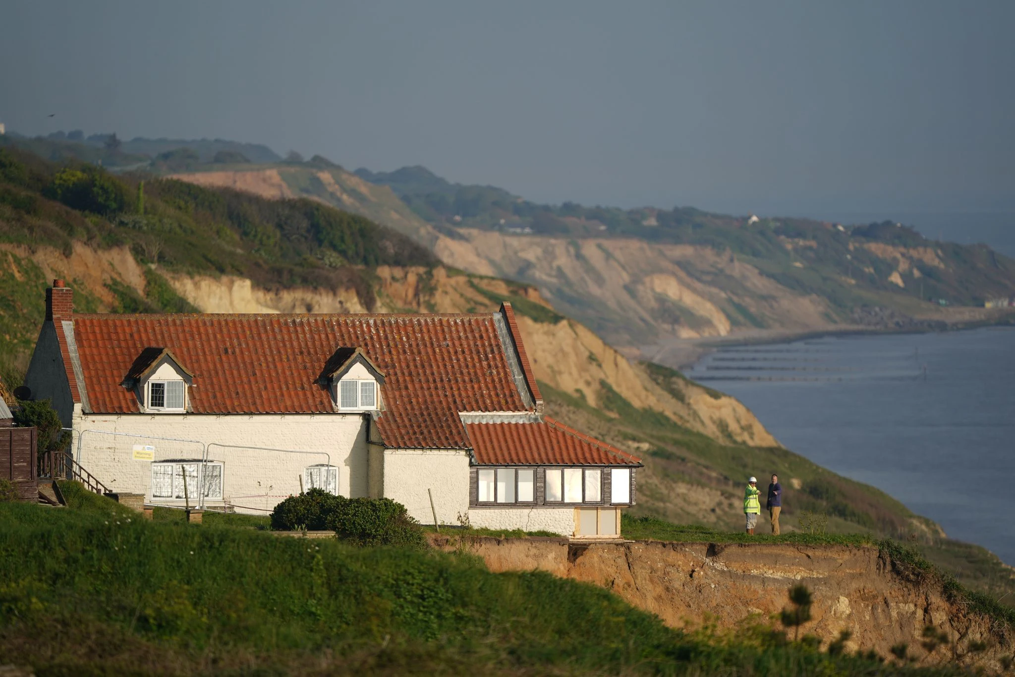 Sieht idyllisch aus, ist aber gefährlich: die Lage der Cliff Farm in Trimingham, Norfolk. Das Haus wurde vom Eigentümer als unbewohnbar eingestuft, nachdem es kürzlich über die Klippen gerutscht war.  