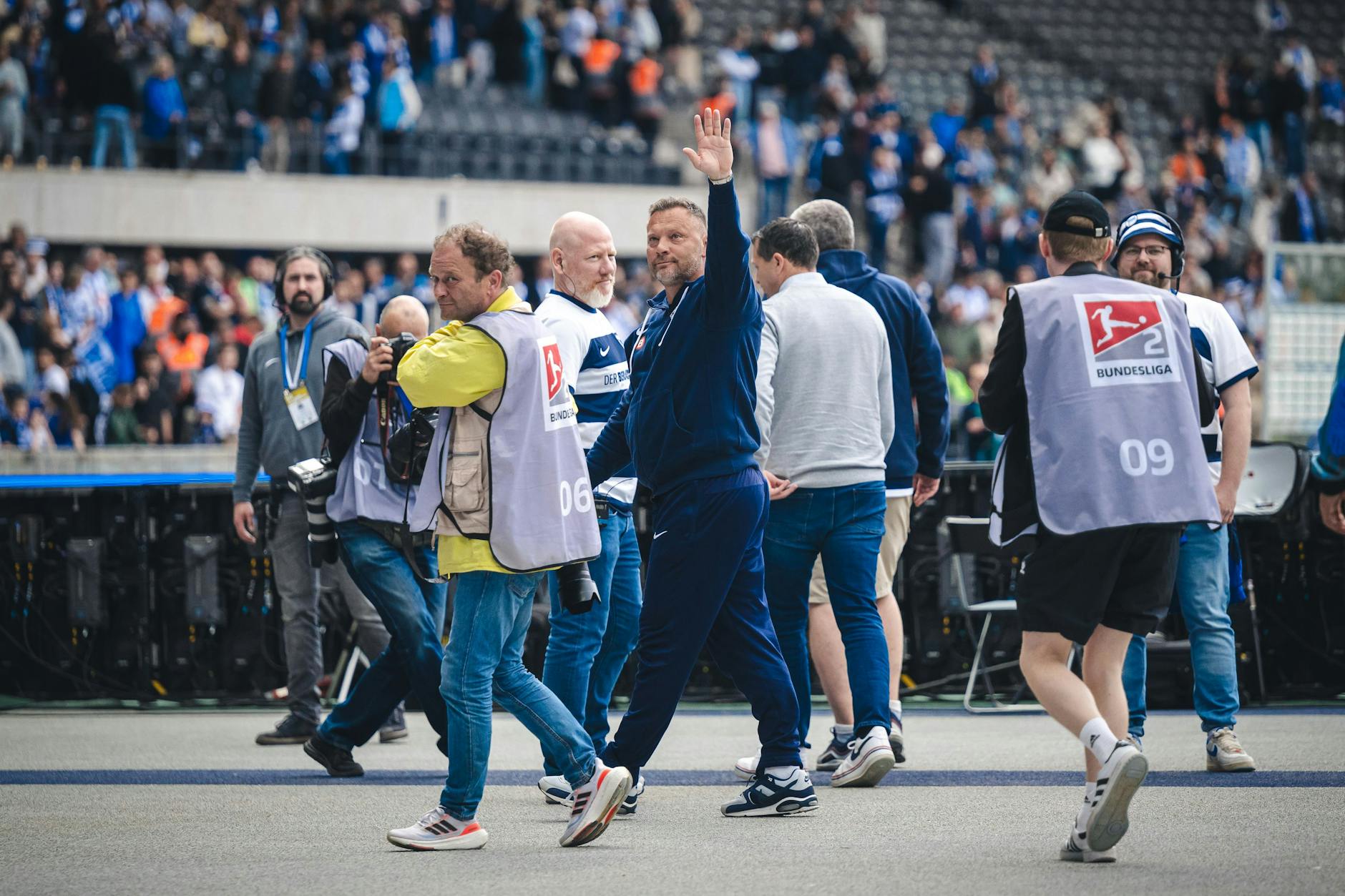 Trainer Pal Dardai winkt zum Abschied den Fans im Olympiastadion zu.