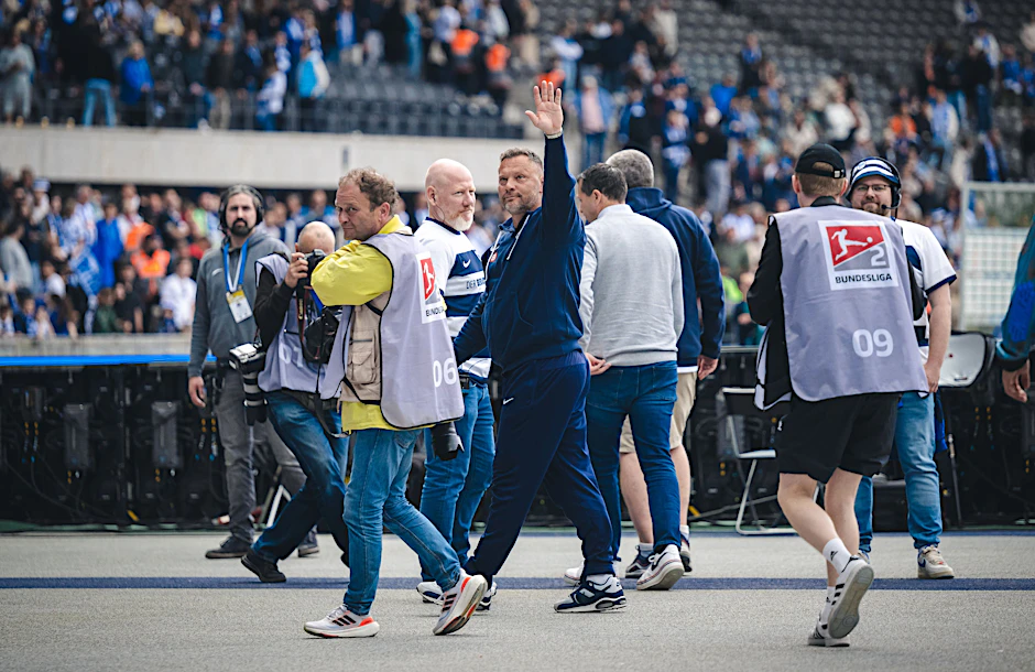 Trainer Pal Dardai winkt zum Abschied den Fans im Olympiastadion zu.