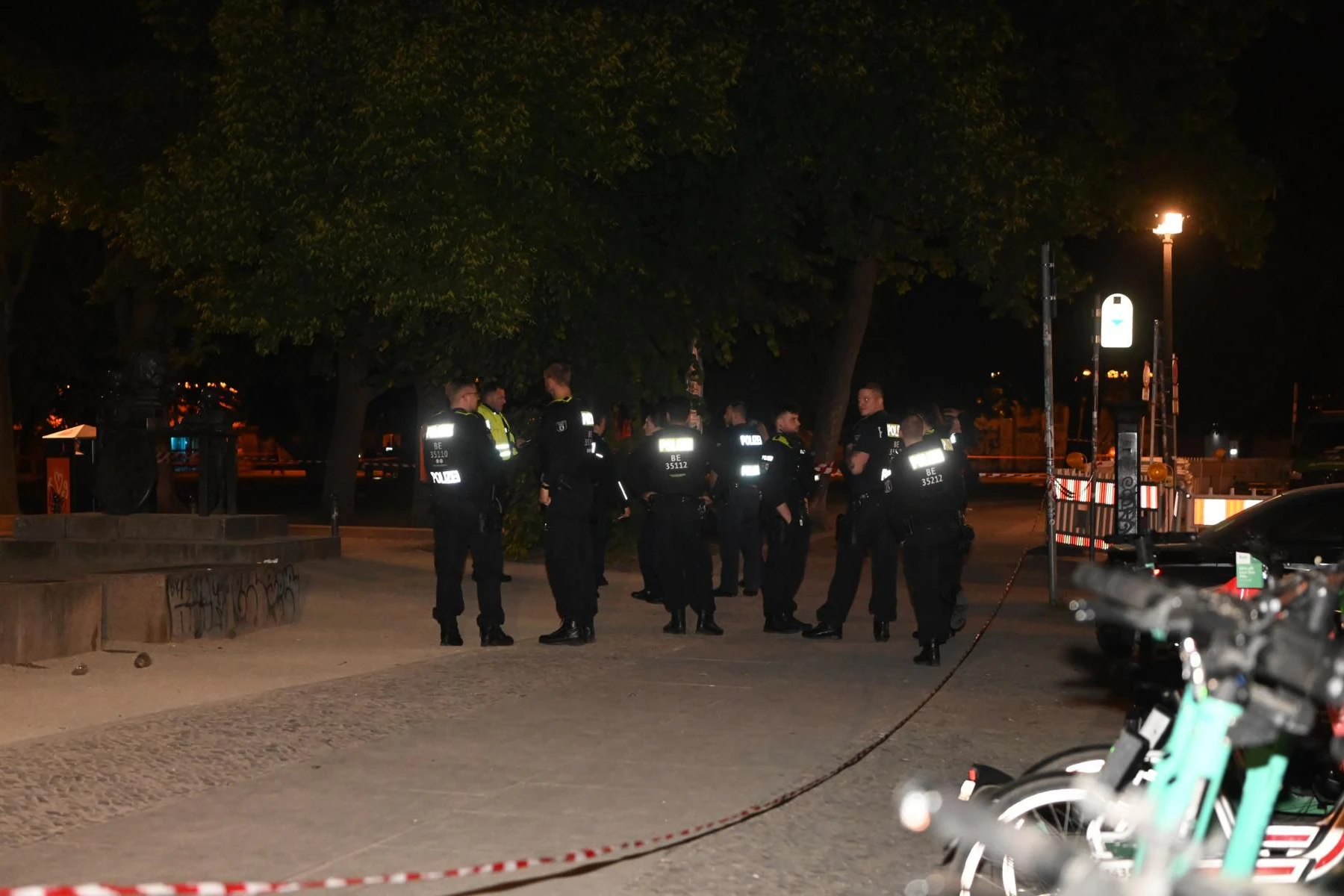 Berlin-Mitte: Nach KURIER-Informationen sollen vier Personen verletzt worden sein, drei davon erlitten schwere Verletzungen.