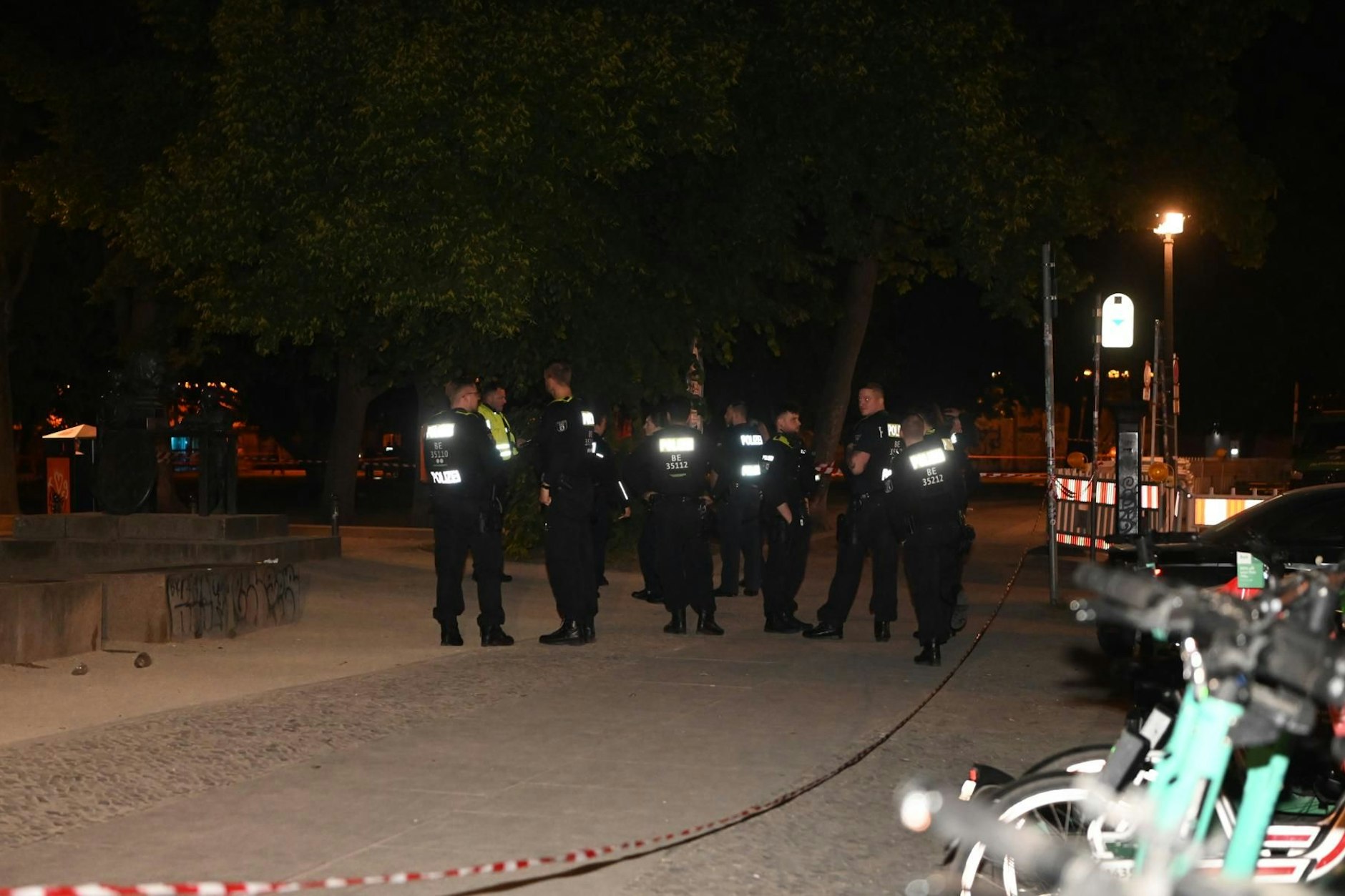 Berlin-Mitte: Nach KURIER-Informationen sollen vier Personen verletzt worden sein, drei davon erlitten schwere Verletzungen.