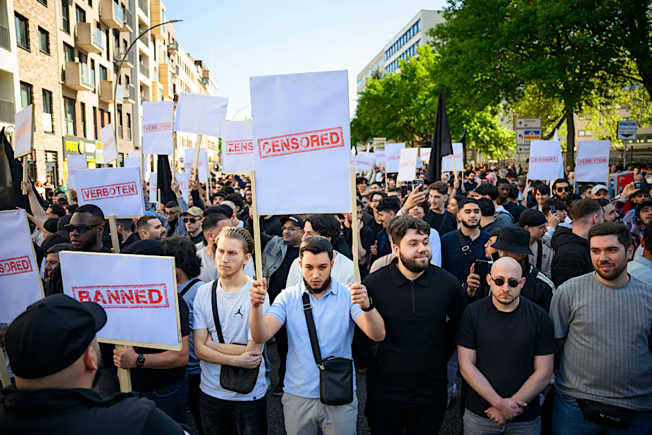 Demonstranten halten Schilder mit den Aufdrucken „Censored“, „Zensur“, „Verboten“ und „Banned“ in die Höhe.&nbsp;