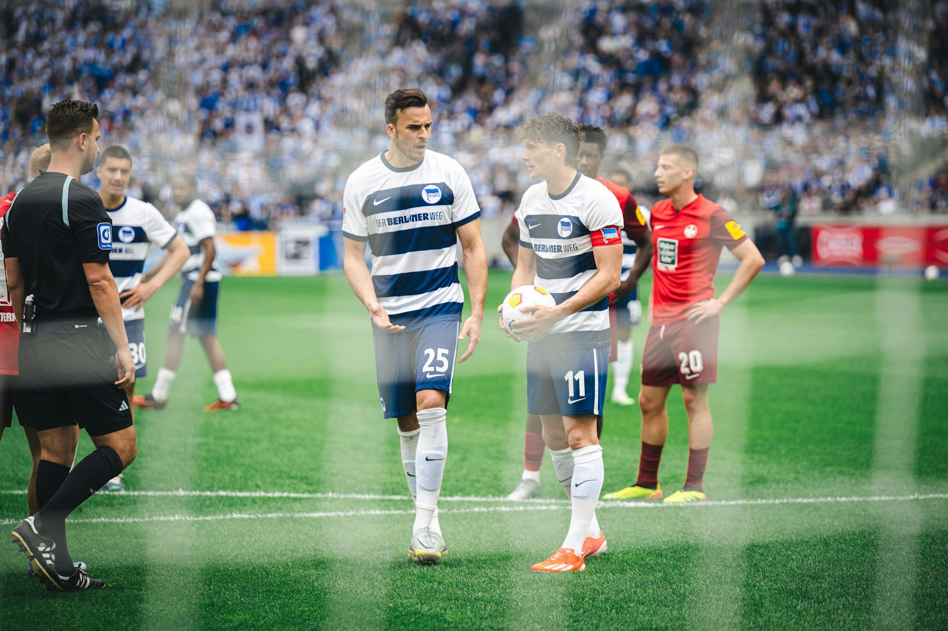 Herthas Reese hat den Ball in der Hand, Tabakovic will die Kugel von ihm vor dem Elfer zum 1:0 gegen Kaiserslautern haben.