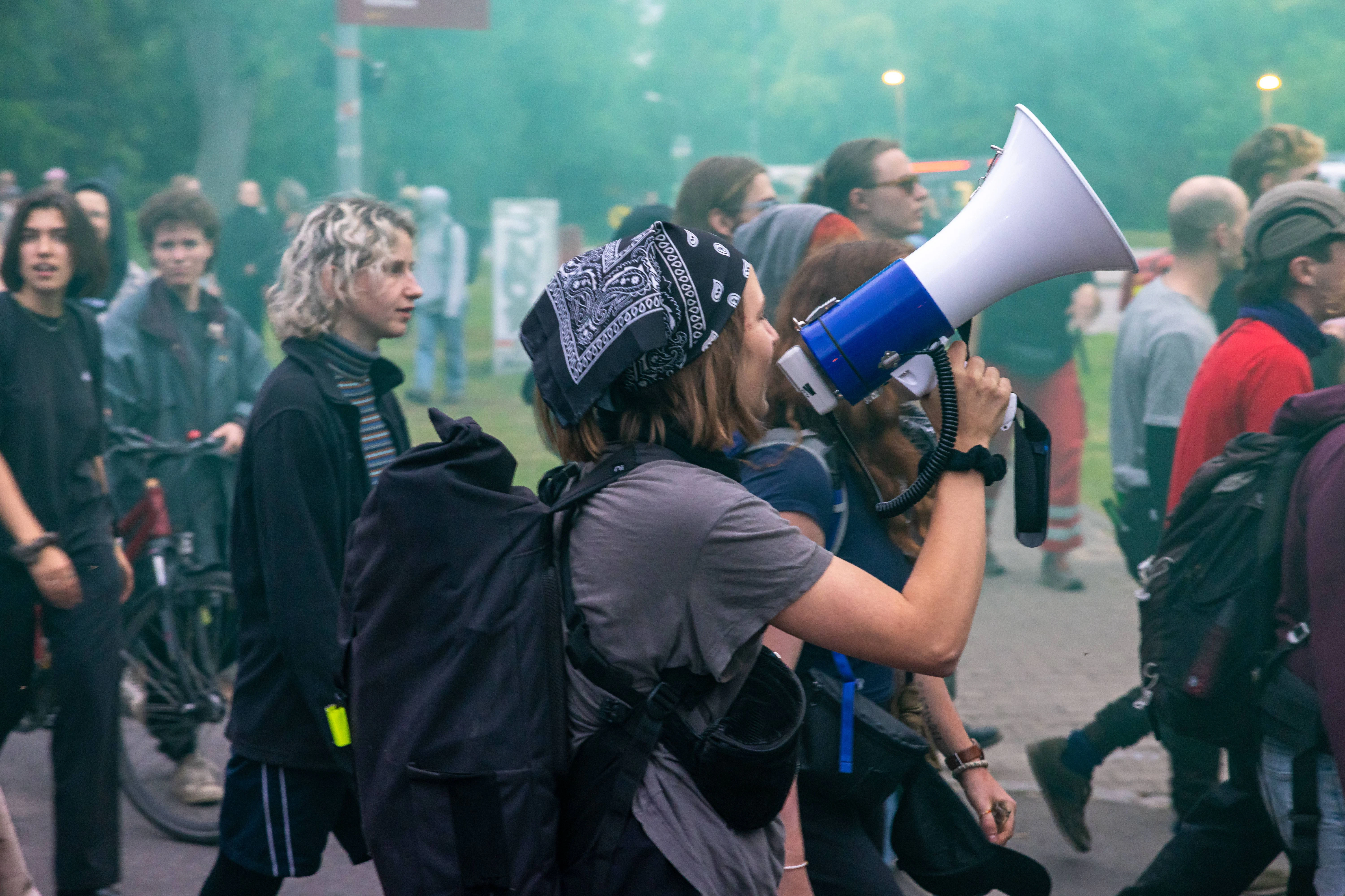 Anti-Tesla-Demo: Eindrücke von den Protestaktionen, die am Freitag stattfanden.
