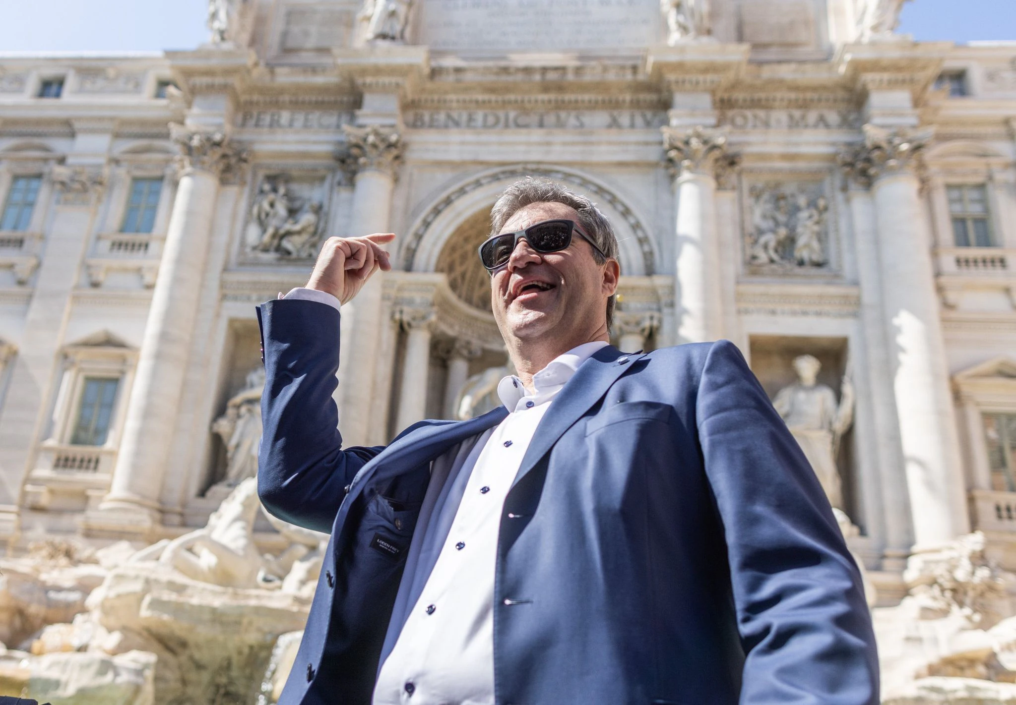 dpatopbilder - Wäre der bayerische Ministerpräsident Markus Söder lieber Italiener? Der Münzwurf über die Schulter in den Trevi-Brunnen in der italienische Hauptstadt soll Legenden zufolge Glück bringen - und zu einer sicheren Rückkehr nach Rom führen.  