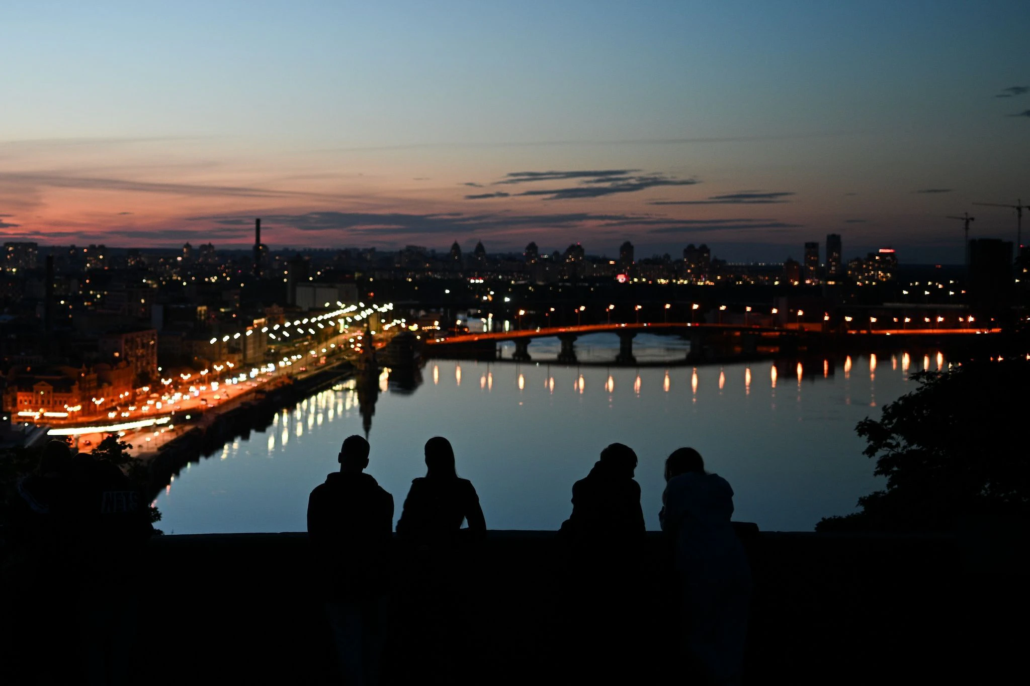 Der Abendhimmel über der ukrainischen Hauptstadt Kiew sieht friedlich aus. Doch das täuscht - die Ukraine verteidigt sich nun schon seit 807 Tagen gegen den russischen Angriffskrieg.  