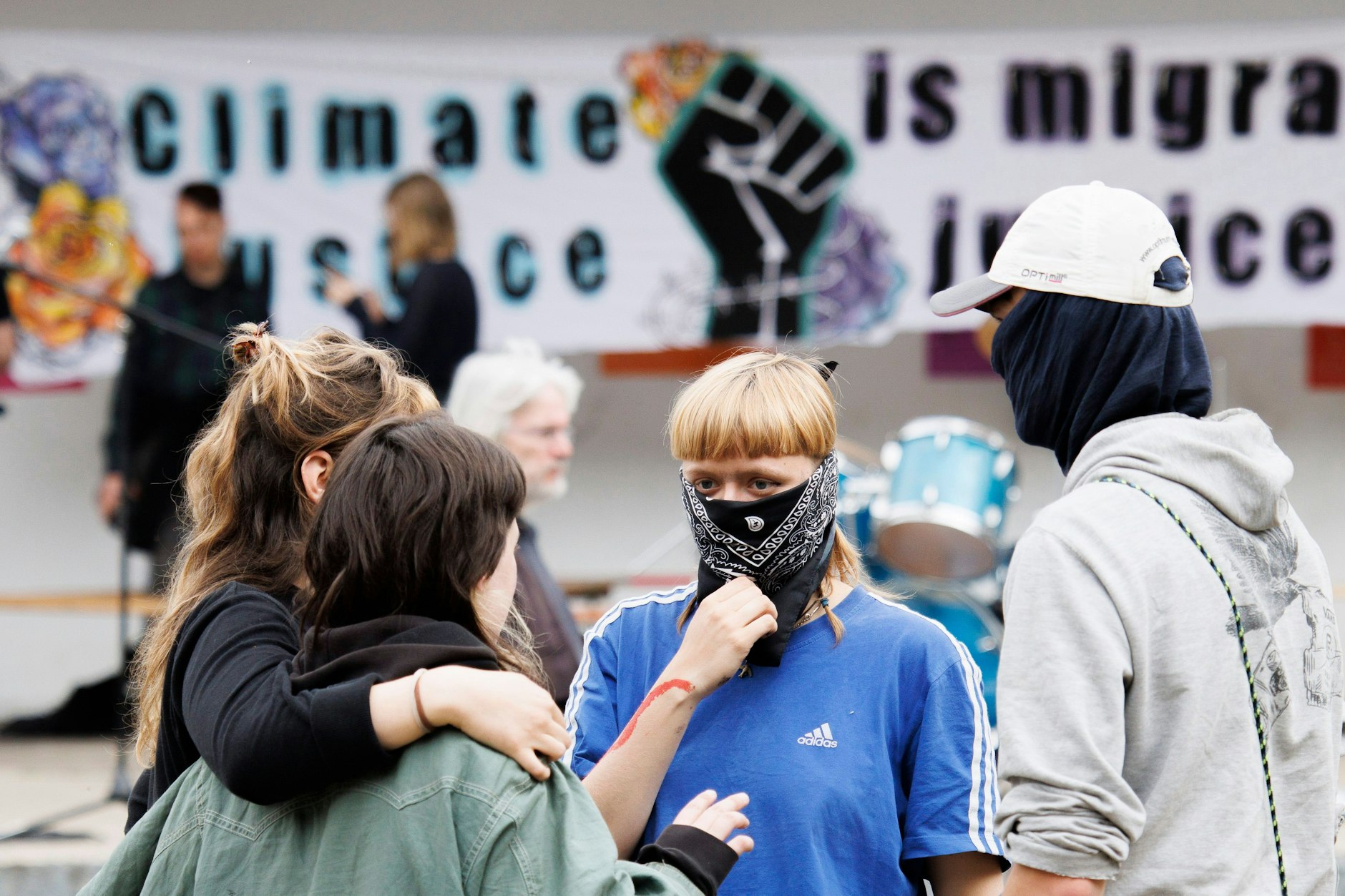 Nach heftigen Auseinandersetzungen am Tesla-Werksgelände in Grünheide bei Berlin stellt sich die Polizei für Samstag auf weitere Proteste ein.