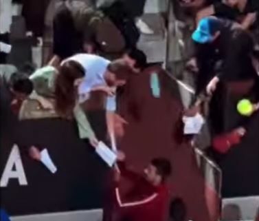 Von Wasserflasche getroffen: Hier bricht Novak Djokovic zusammen!