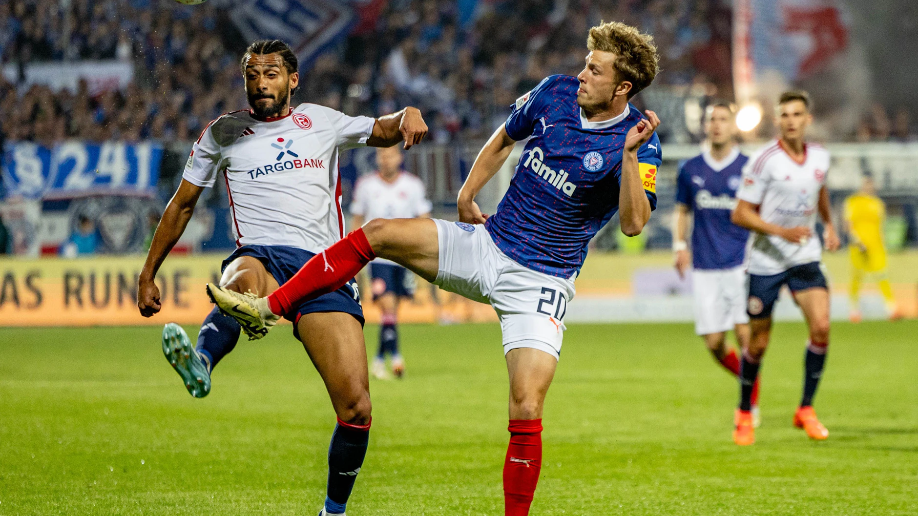 Aufstiegsduell: Düsseldorfs Emmanuel Iyoha (l) und Kiels Fiete Arp kämpfen um den Ball.