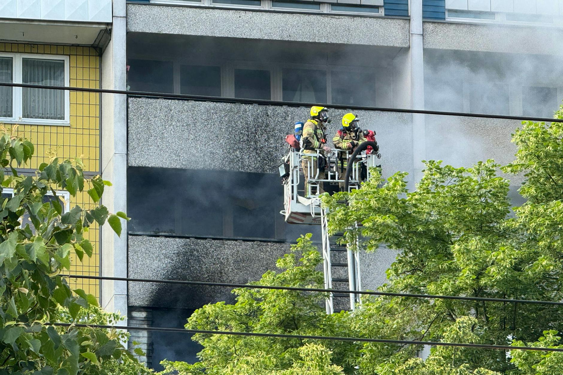 Bei einem Wohnungsbrand in einem zehngeschossigen Hochhaus in Friedrichshain sind sieben Menschen verletzt worden.