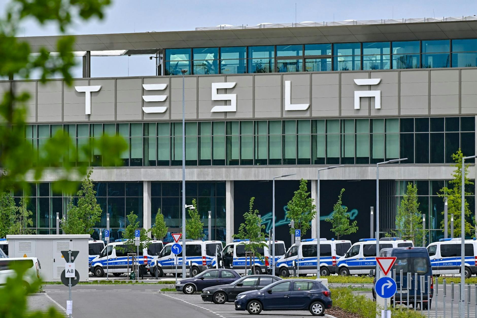 Bereitschaft vor der Gigafactory: Fahrzeuge der Polizei stehen zur Sicherheit vor dem Haupteingang zum Werk von Tesla.