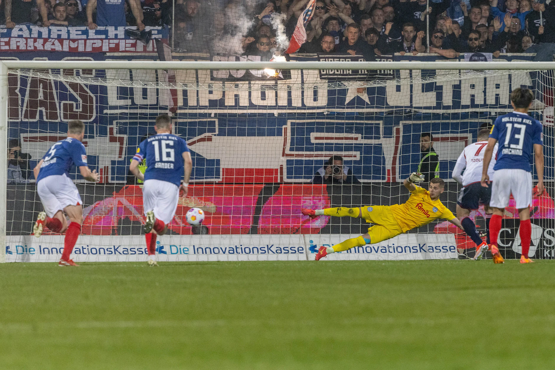 Später Ausgleich: Düsseldorfs Christos Tzolis erzielt per Elfmeter den Treffer zum 1:1 Endstand.