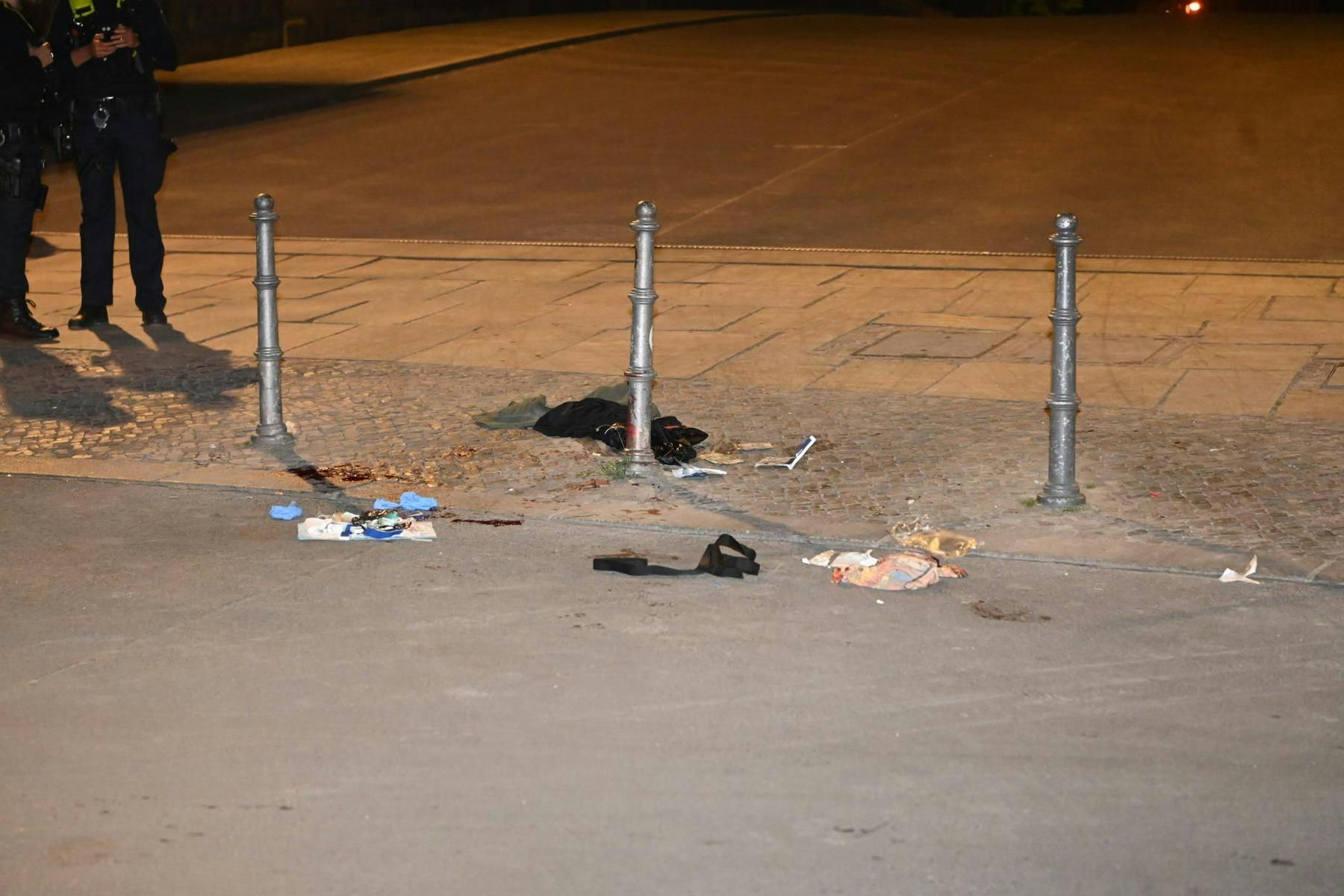 Prügelei in Mitte: Die Schwerverletzten wurden vor Ort von Notärzten und Notfallsanitäter erstversorgt und anschließend in umliegende Krankenhäuser transportiert. Über die Art und Schwere der Verletzungen wurde vor Ort nichts Näheres mitgeteilt.