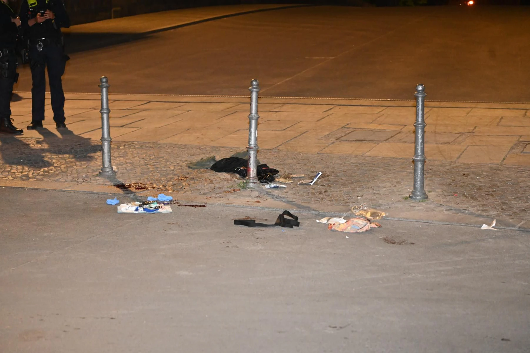 Prügelei in Mitte: Die Schwerverletzten wurden vor Ort von Notärzten und Notfallsanitäter erstversorgt und anschließend in umliegende Krankenhäuser transportiert. Über die Art und Schwere der Verletzungen wurde vor Ort nichts Näheres mitgeteilt.