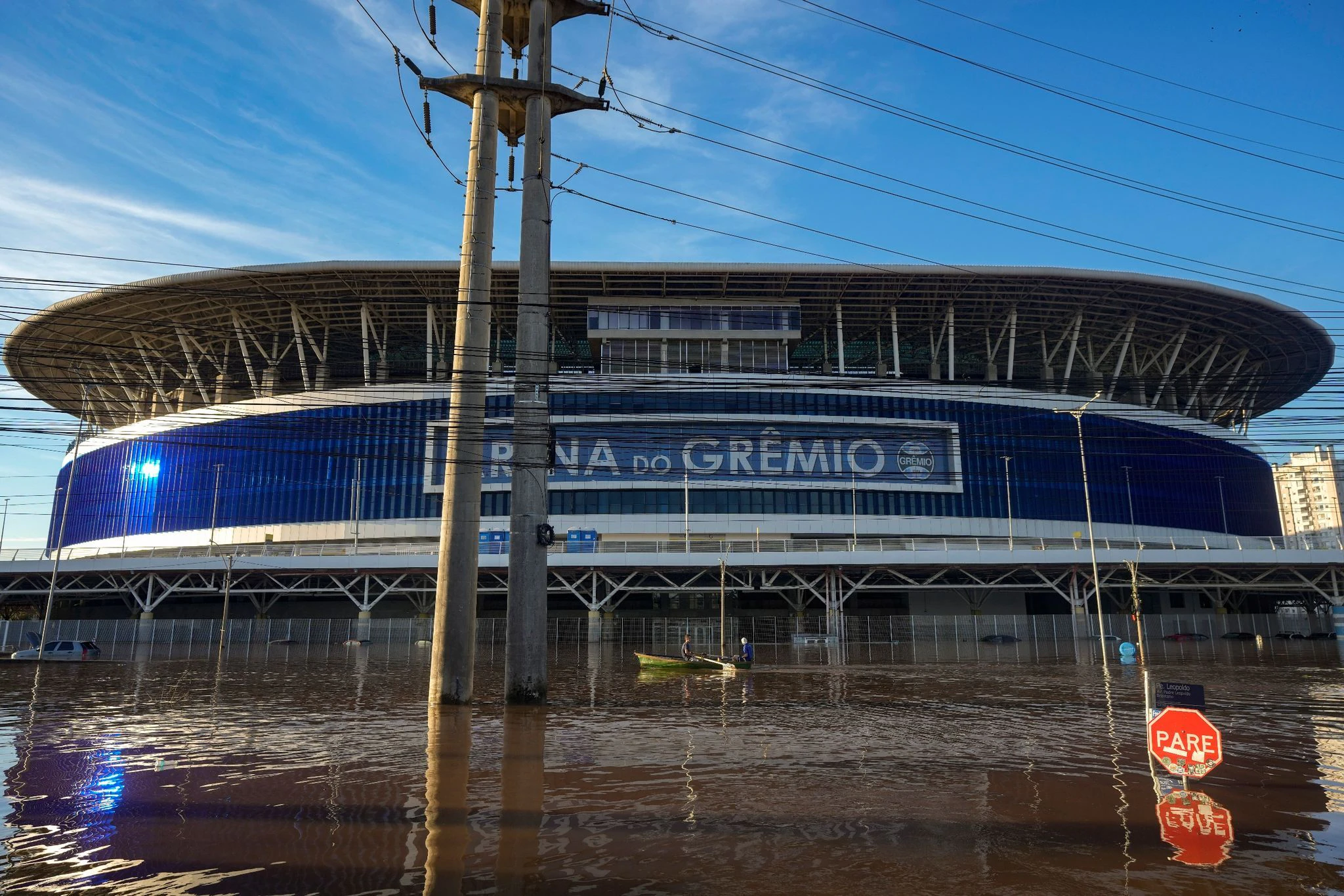 Der brasilianische Bundesstaat Rio Grande do Sul versinkt in Wassermassen: Anwohner rudern an der Gremio-Arena vorbei, die von den den schweren Regenfällen überflutet ist.  