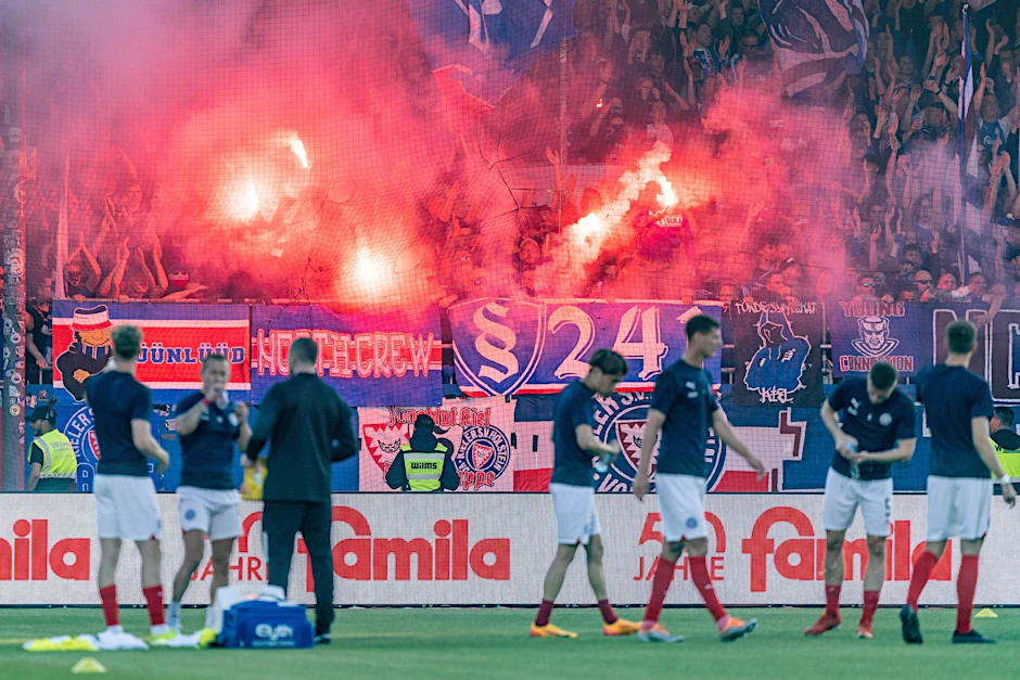Fans von Holstein Kiel feiern den ersten Bundesliga-Aufstieg der Vereinsgeschichte.