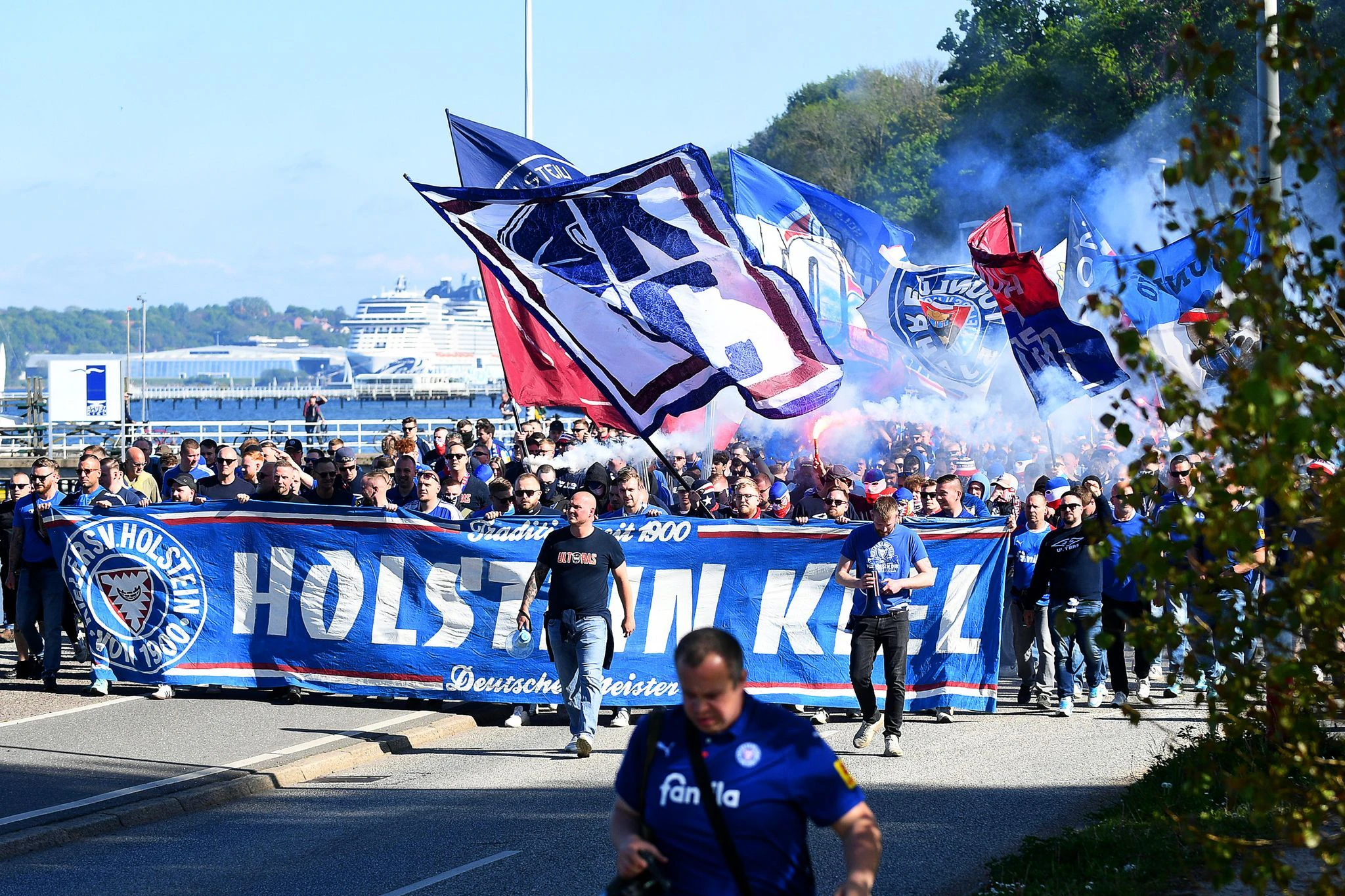 Vor der Partie organisierten die Kieler Fans einen Fanmarsch. Foto: Michael Schwartz/dpa