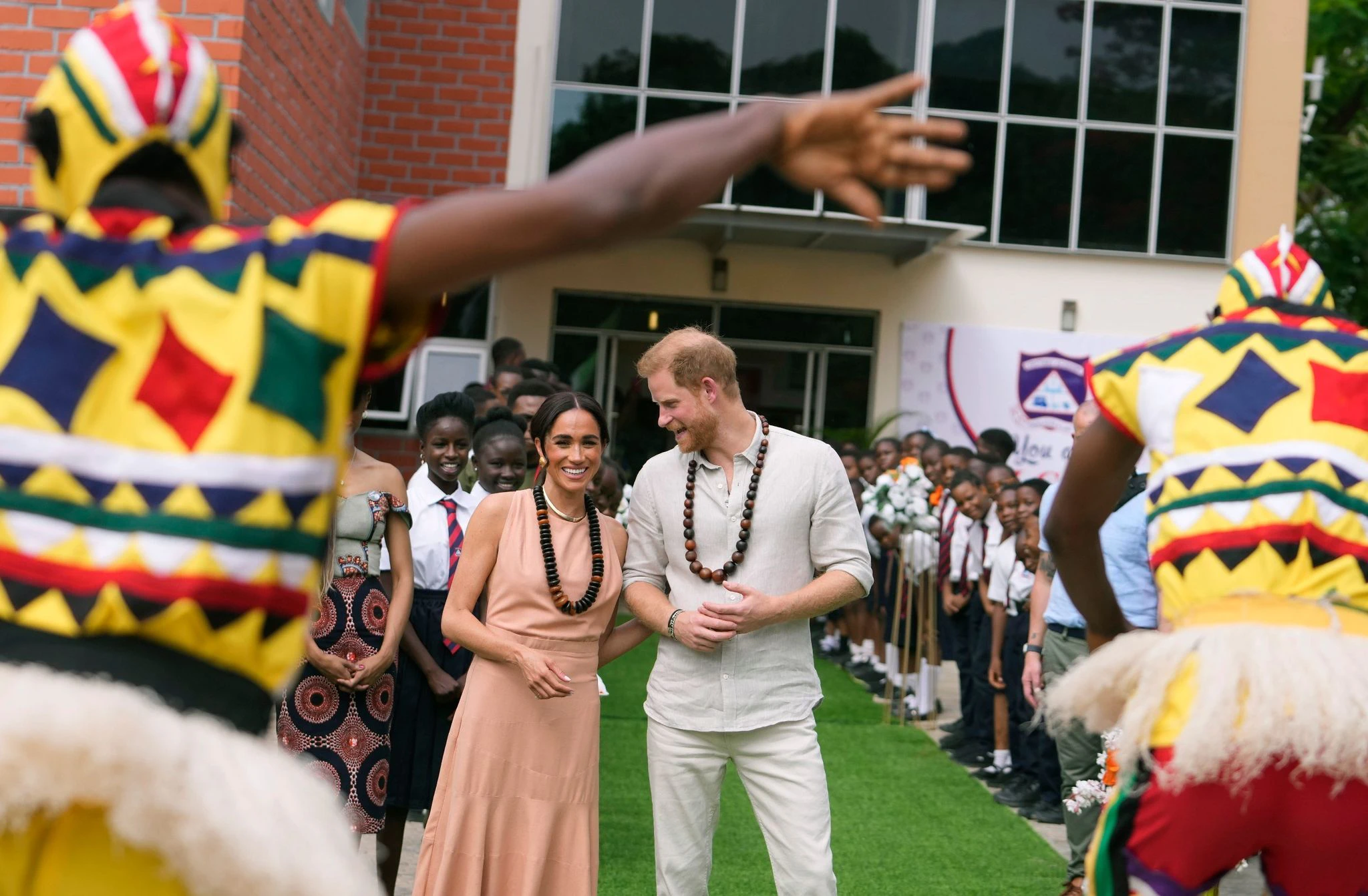 Prinz Harry und seine Ehefrau Herzogin Meghan wohnen seit Jahren in Kalifornien. Jetzt besuchen sie aber Nigeria, um für die Invictus Games zu werben, die die Rehabilitation von verwundeten und kranken Soldaten und Veteranen unterstützen.  