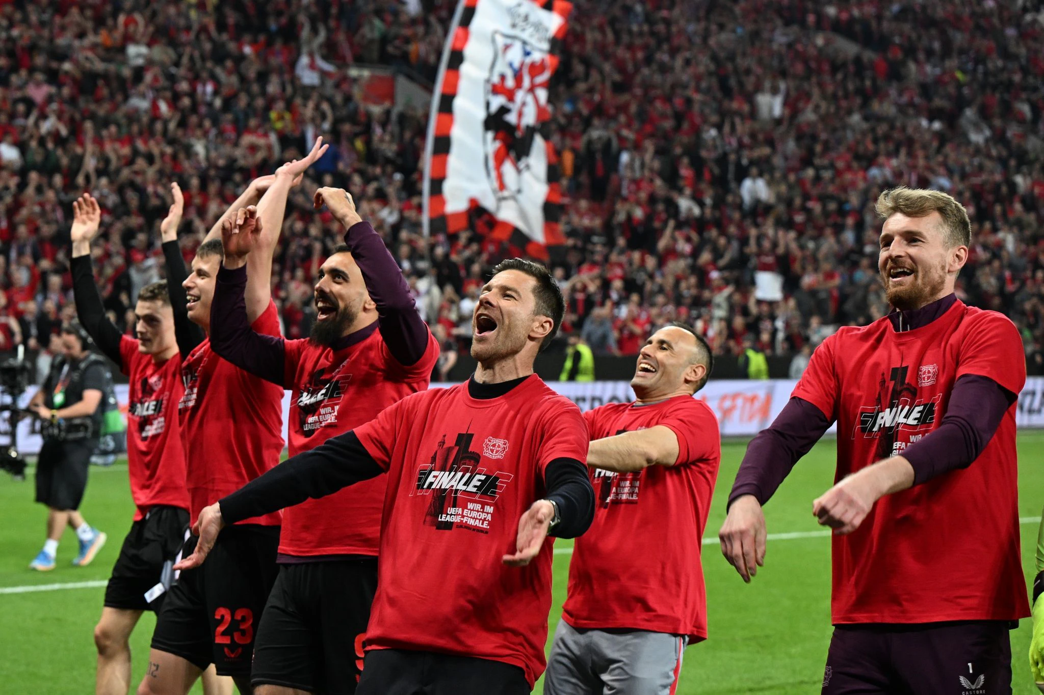 Bayer Leverkusen hat das Europa-League-Endspiel erreicht. Der seit Mitte April erstmals als Meister feststehende Bundesligist zog trotz des 2:2 gegen die AS Rom ins Finale ein und spielt in Dublin gegen Atalanta Bergamo aus Italien um einen weiteren Titel.  