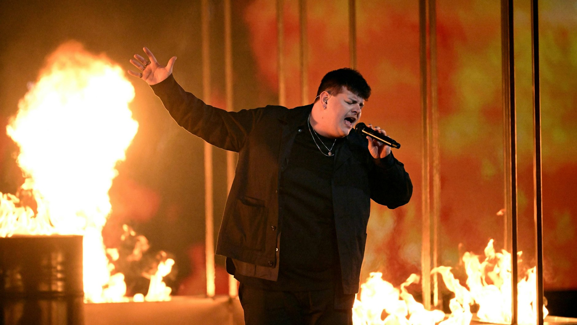 Isaak singt mit viel Feuer für Deutschland. 