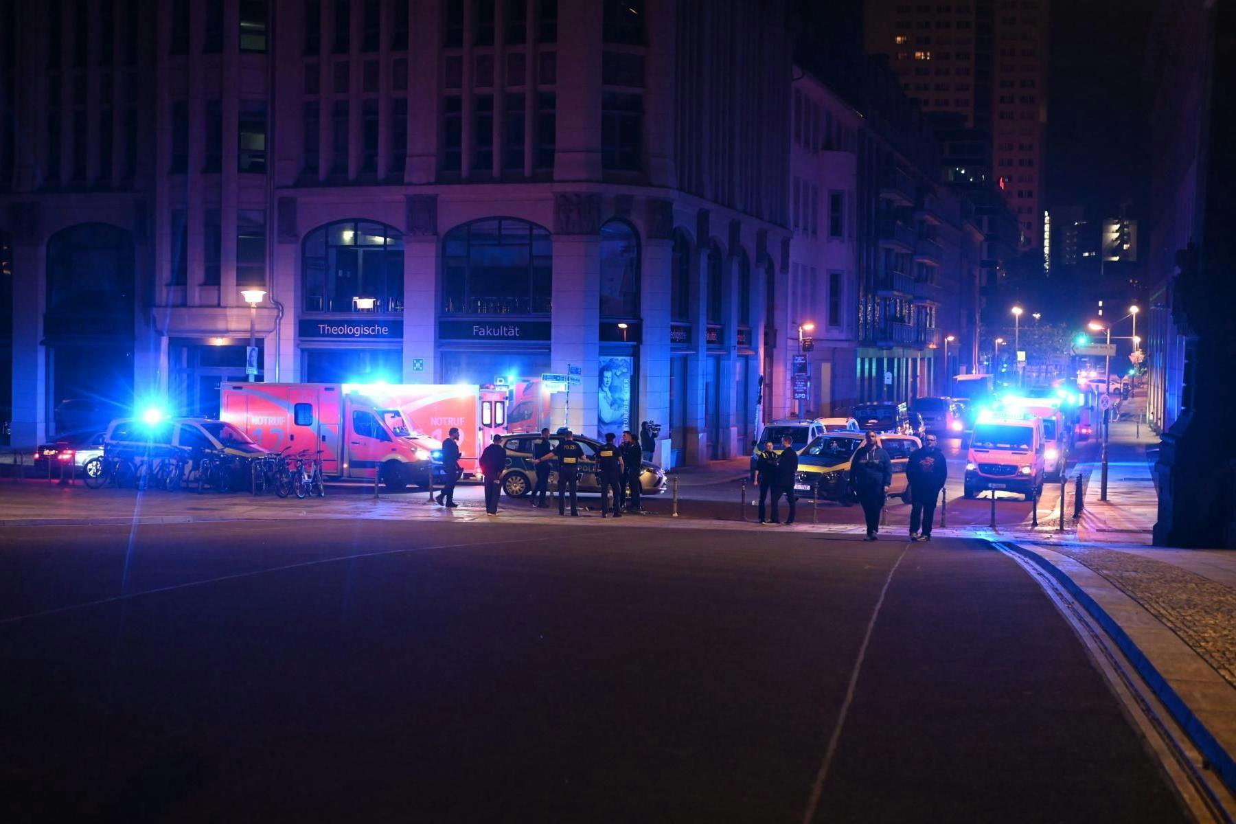 Prügel-Szenen im James-Simon-Park – nutzen kaputte Glasflaschen!