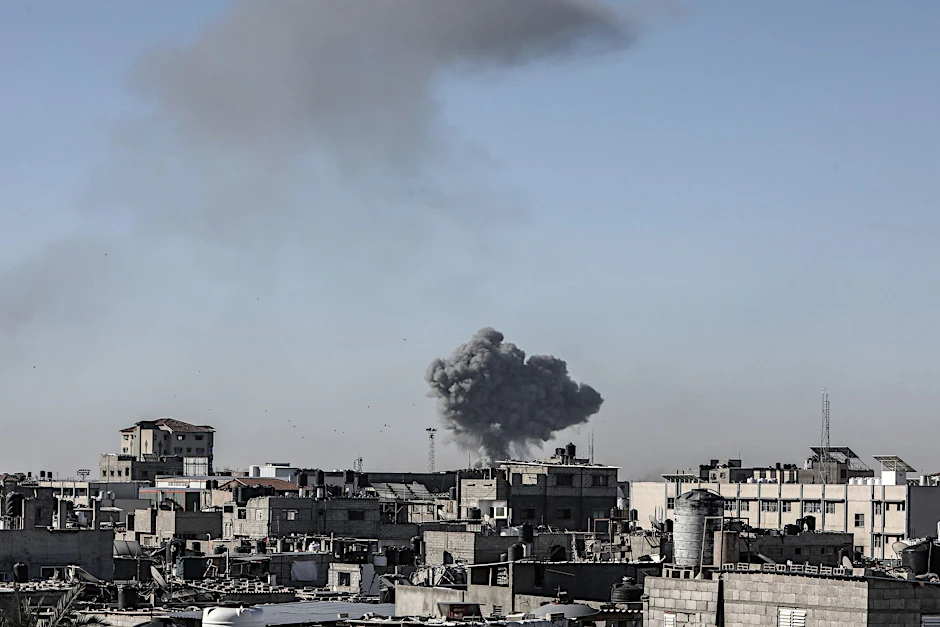 Rauch über Rafah: Die israelische Armee hat seine Angriffe auf die Stadt im südlichen <a href="https://www.berliner-zeitung.de/topics/gazastreifen">Gazastreifen</a> am Sonntag fortgesetzt.
