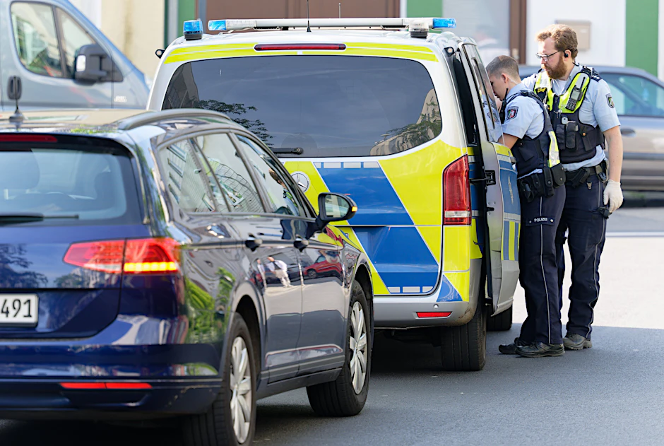 Polizei am Bürgerpark in Köln-Kalk. Eine am Freitagabend verschwundene Dreijährige ist am Samstagmorgen wieder aufgetaucht.