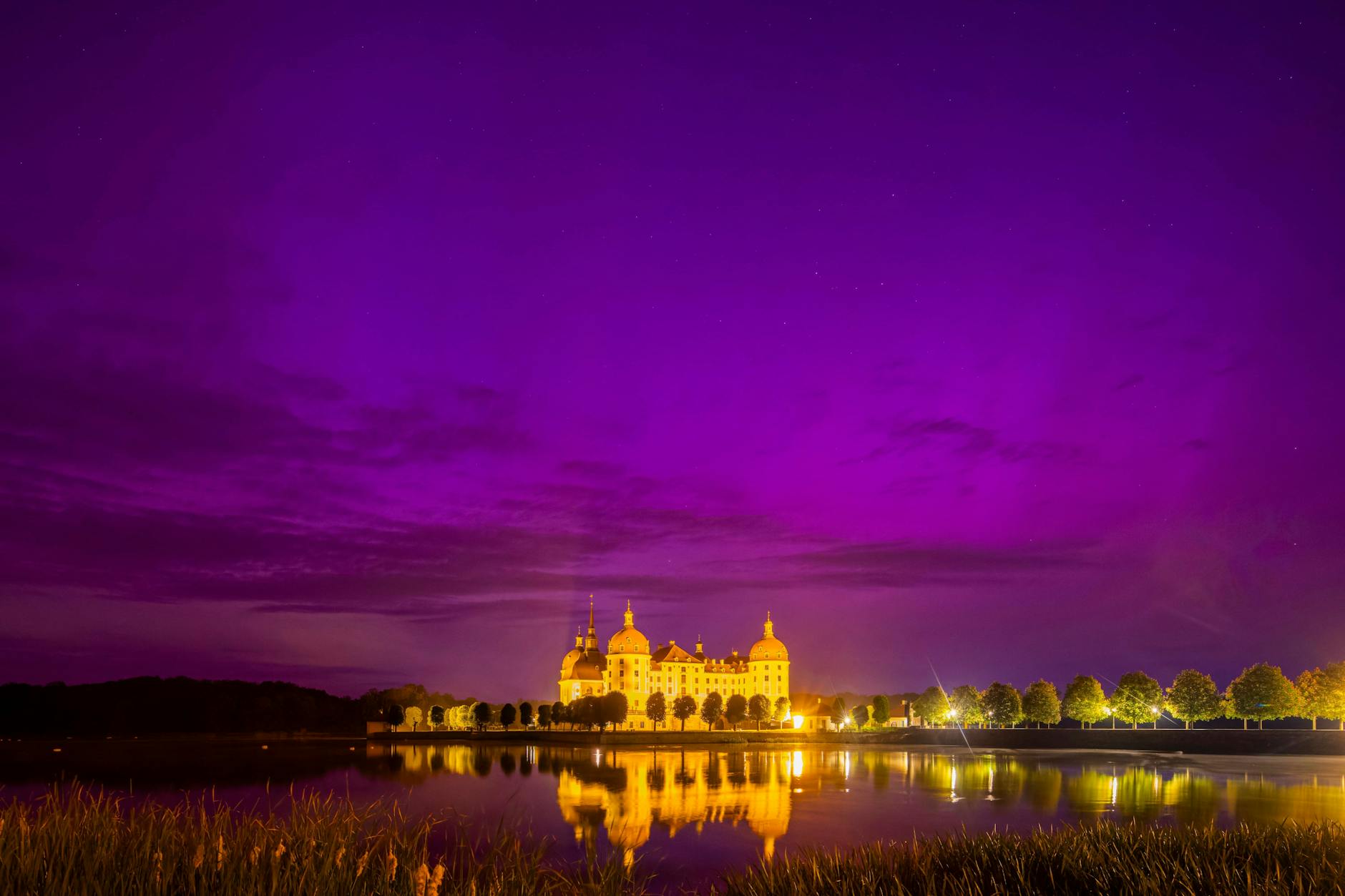Polarlichter über dem Schloss Moritzburg in Sachsen: Wenn Sonnenstürme auf das Magnetfeld der Erde treffen, werden sie als Polarlichter sichtbar.