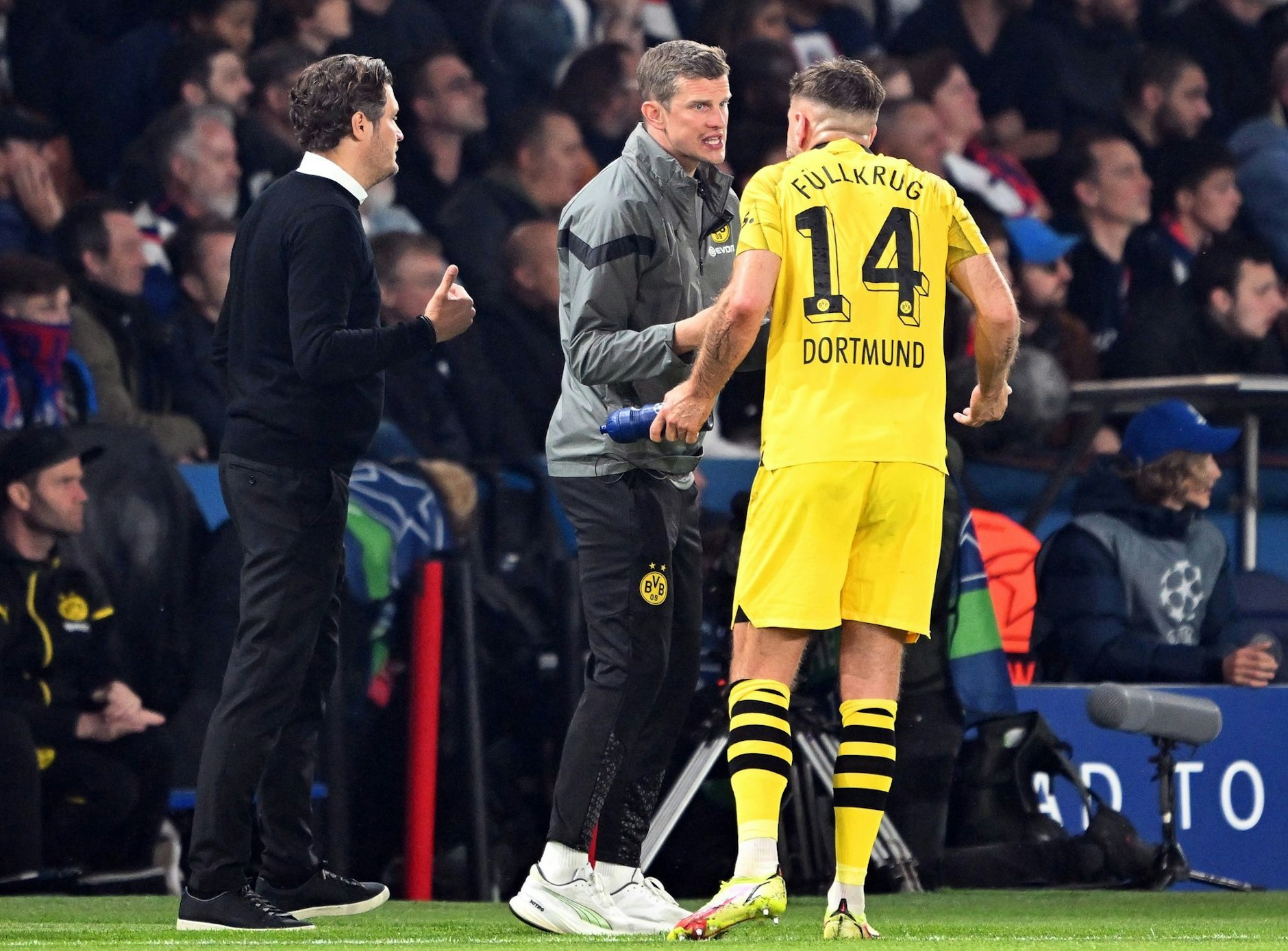 Dortmunds Trainer Edin Terzic (l) und Co-Trainer Sven Bender (M) geben Stürmer Niclas Füllkrug Anweisungen.  