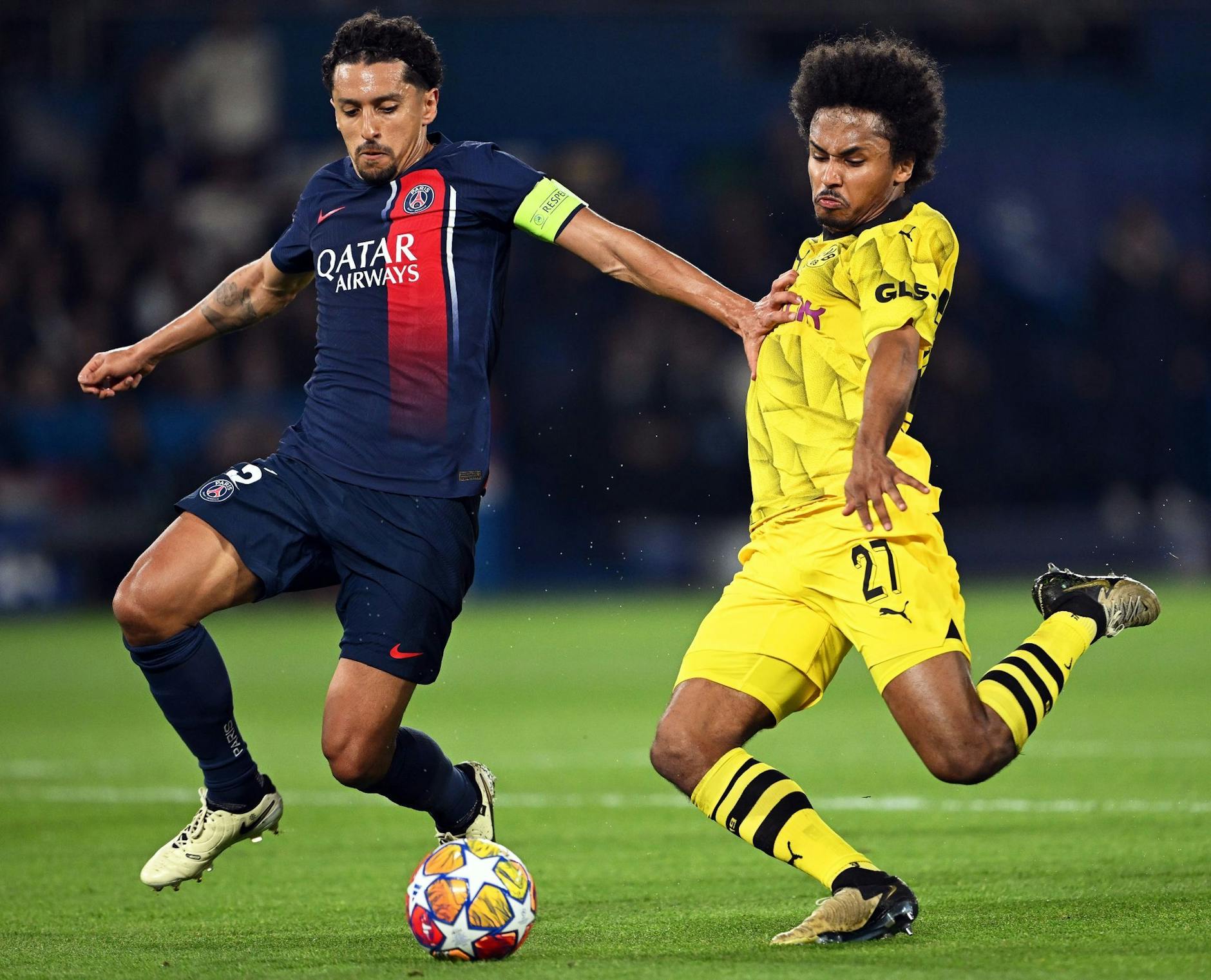 Karim Adeyemi (r) hatte die beste Chance des BVB in der ersten Halbzeit, scheiterte aber am Pariser Torwart Gianluigi Donnarumma.