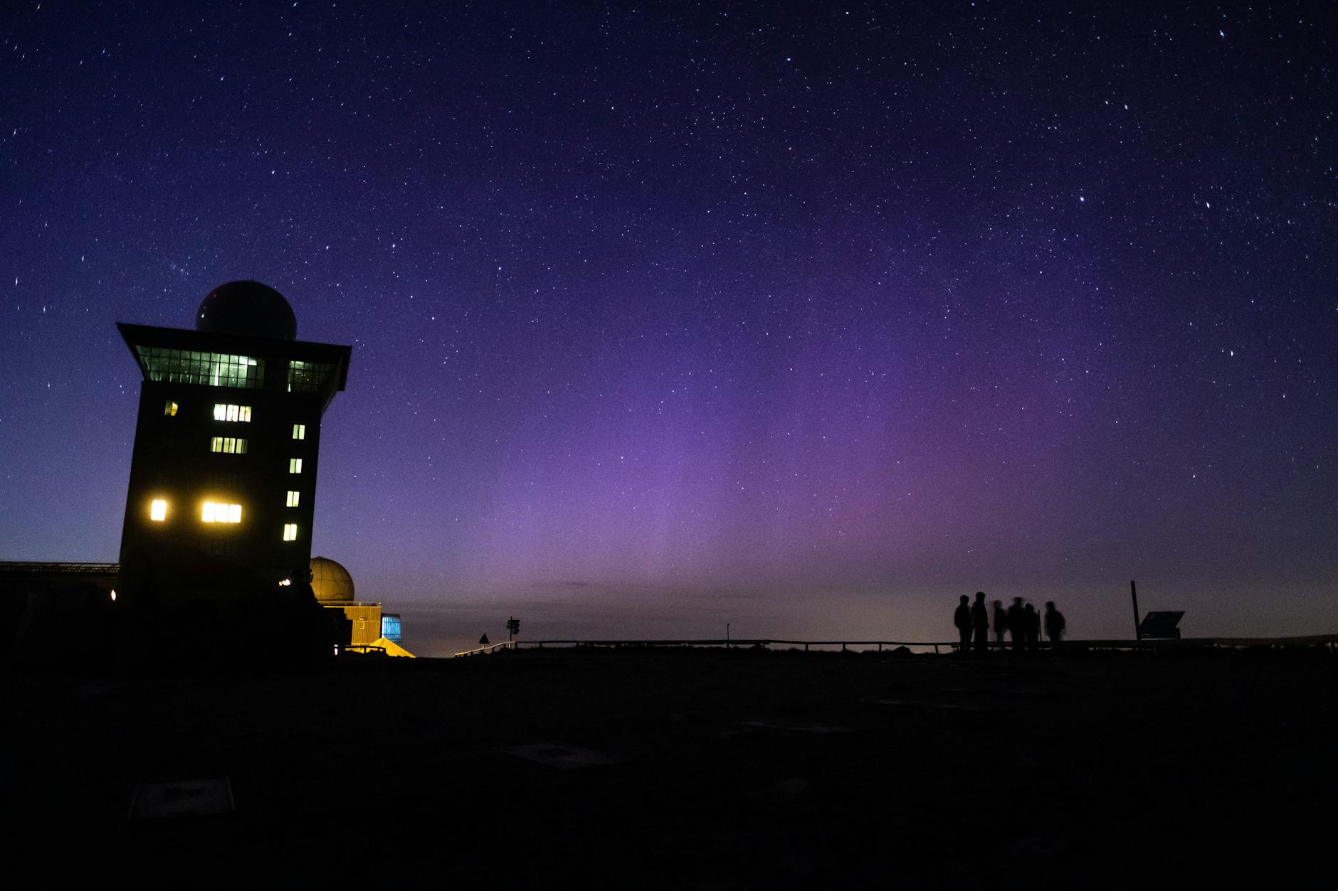 Hier auf dem Brockengipfel versammelten sich am Samstagabend zahlreiche Menschen, um das Naturschauspiel zu betrachten .