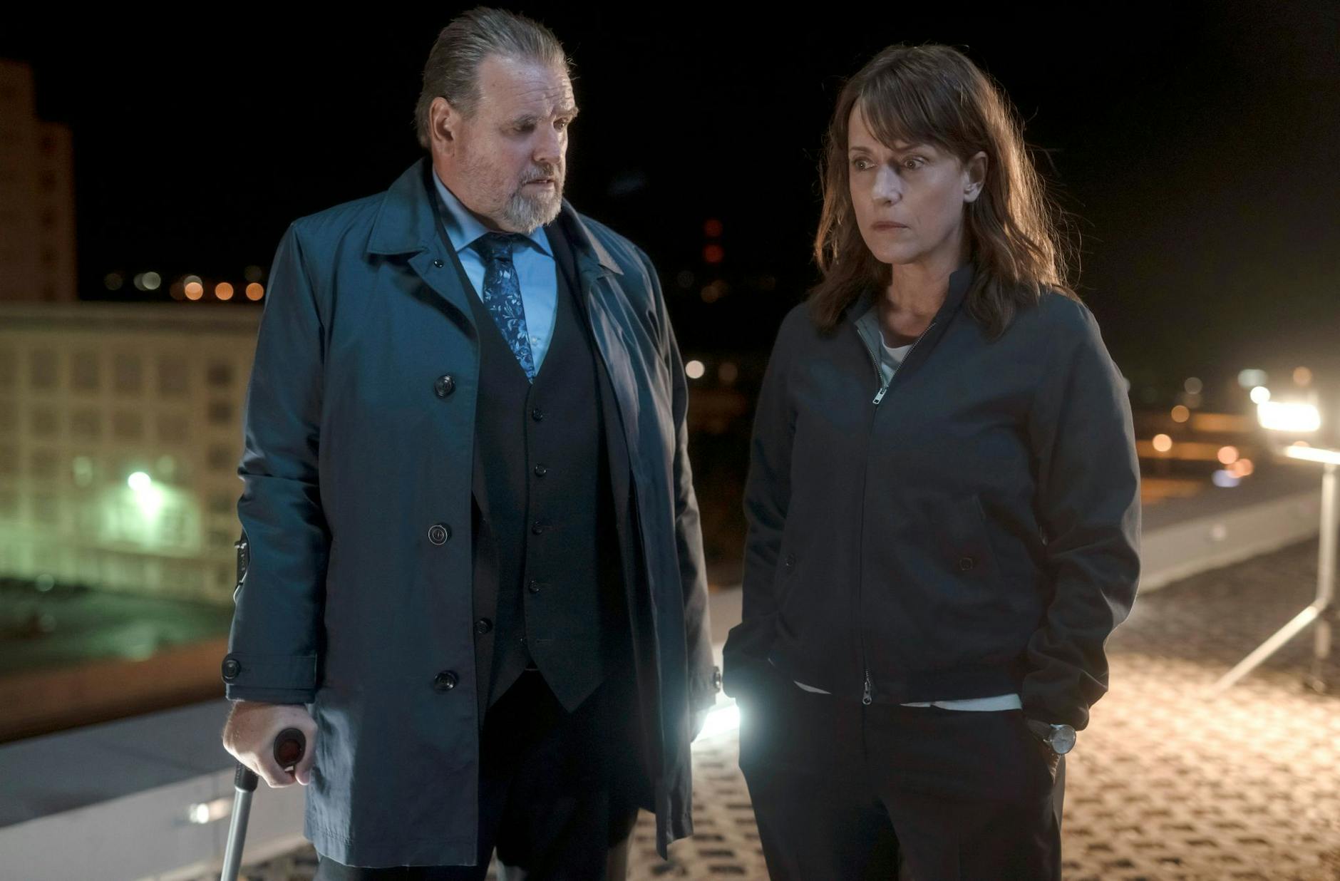 ARD/MDR POLIZEIRUF 110: UNSTERBLICH, am Sonntag (12.05.24) um 20:15 Uhr im ERSTEN.
Brasch (Claudia Michelsen) und Lemp (Felix Vörtler) schauen sich auf dem Dach um und tauschen erste Ideen aus.
© rd, honorarfrei - Verwendung gemäß der AGB im engen inhaltlichen, redaktionellen Zusammenhang mit genannter MDR-Sendung bei Nennung "Bild: MDR/filmpool fiction/Stefan Erhard" (S2+). MDR/HA Kommunikation, 04360 Leipzig, Tel: (0341) 300 6477 oder - 6463