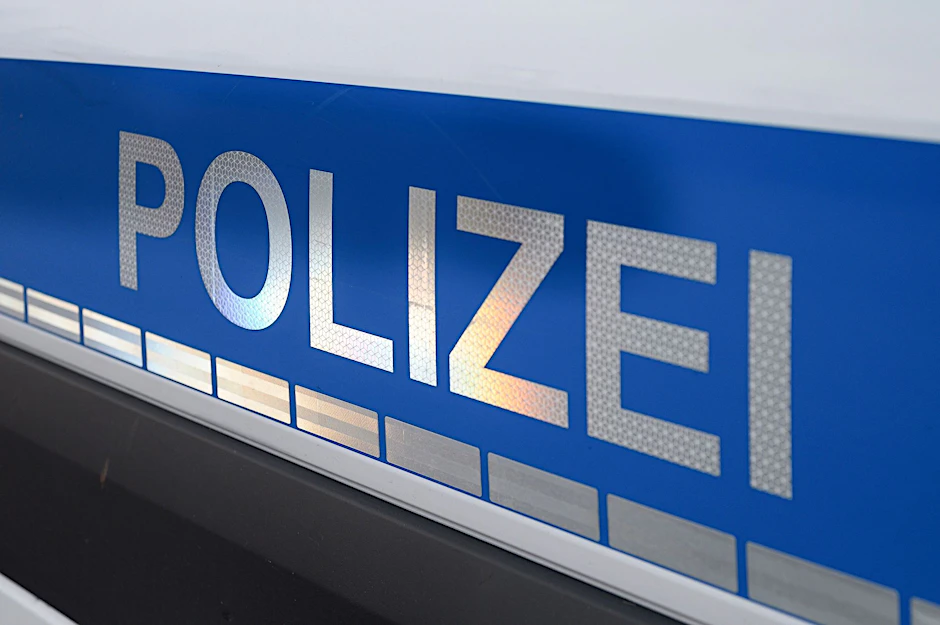 ARCHIV - Ein Einsatzwagen der Polizei.  