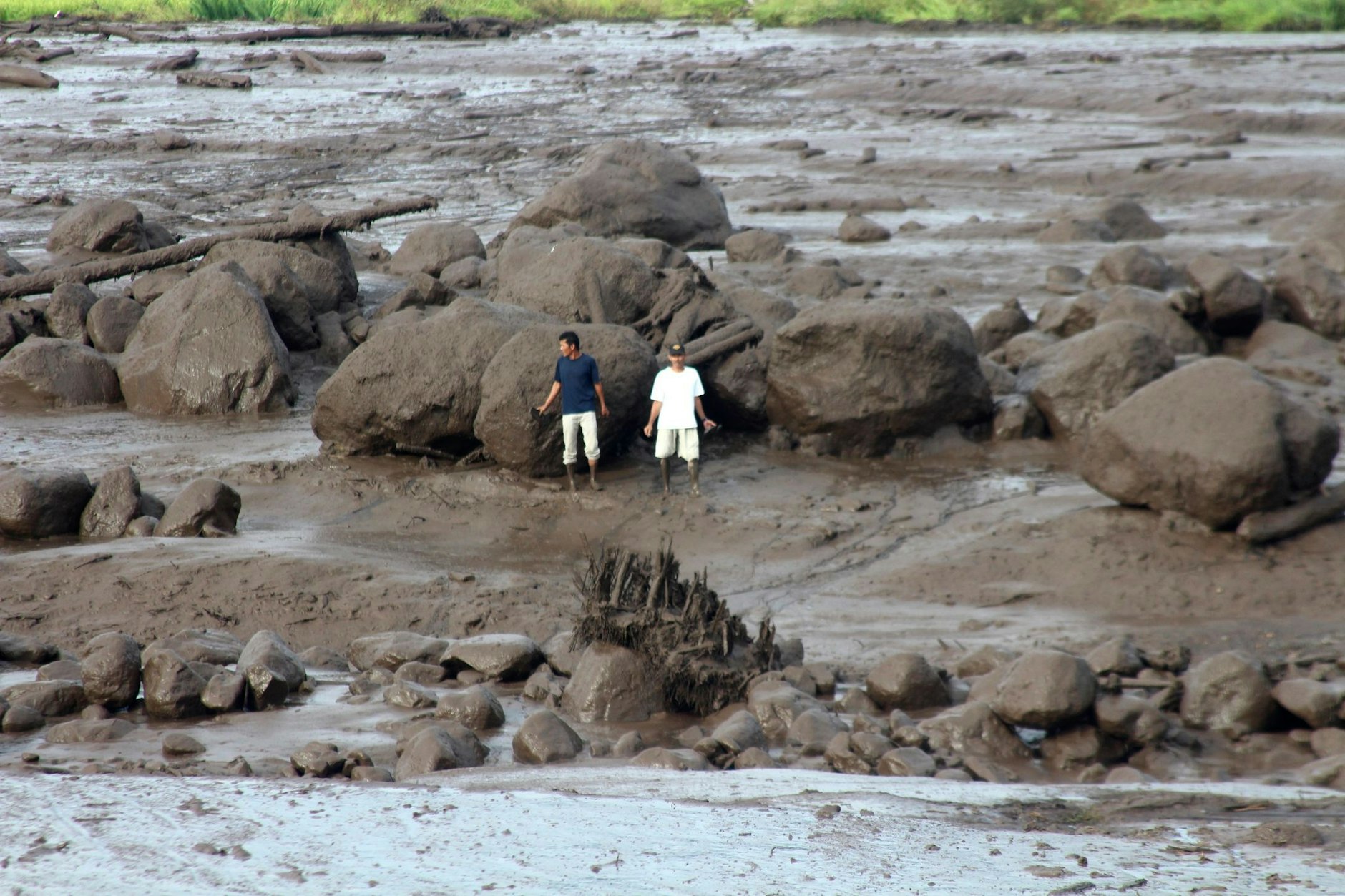 Schwere Regenfälle, Ströme kalter Lava und Schlamm haben Sturzfluten ausgelöst. Mehr als ein Dutzend Menschen wurden dabei getötet.