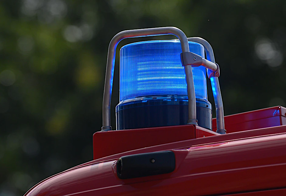ARCHIV - Ein Blaulicht leuchtet auf dem Dach eines Einsatzfahrzeugs der Feuerwehr.  B/Symbolbild
