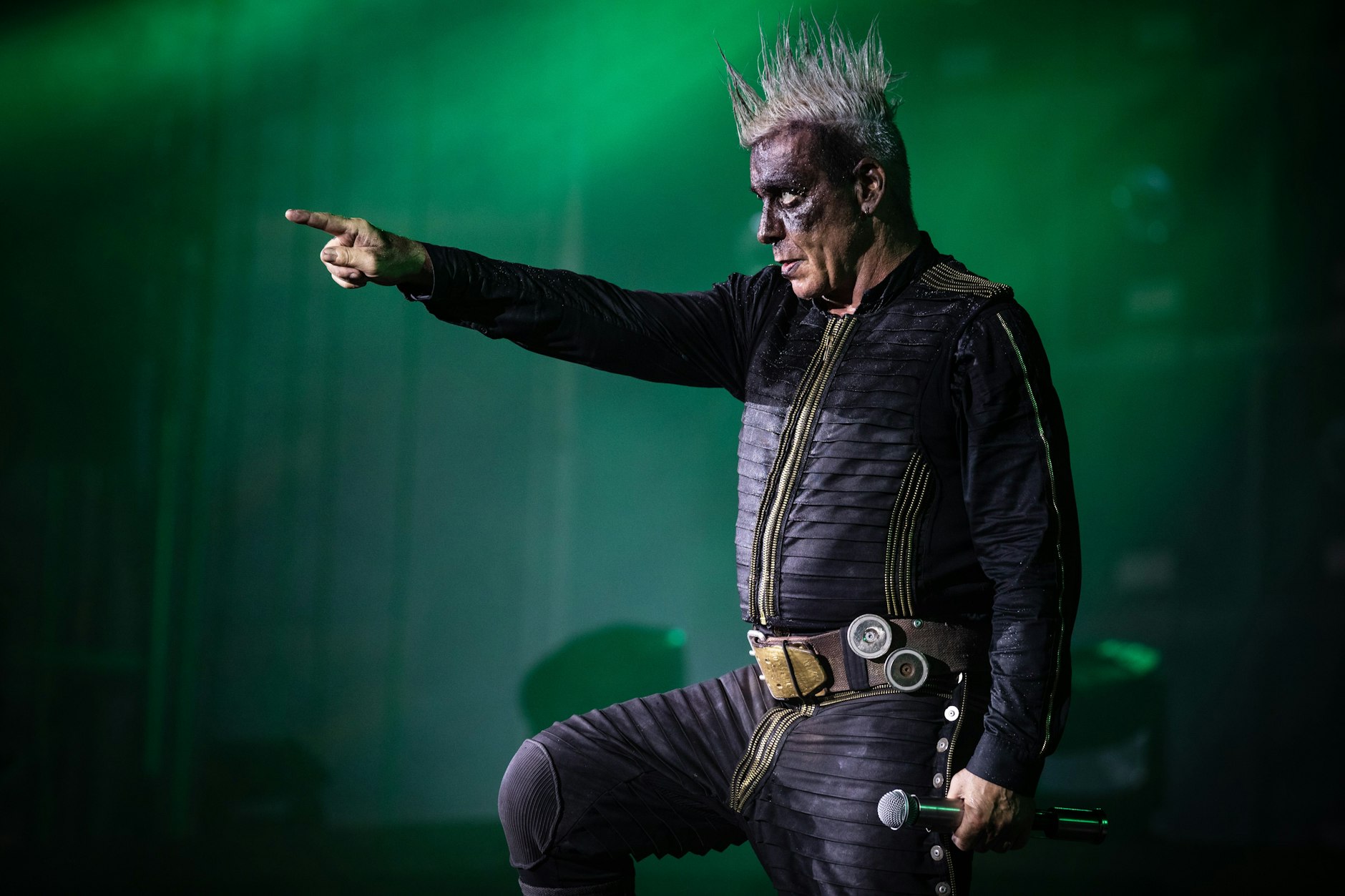 Rammstein ist wieder auf Tour - am vergangenen Sonnabend wurde die neue Konzert-Reise der Rocker um Till Lindemann (hier bei einem Konzert 2023) eröffnet.