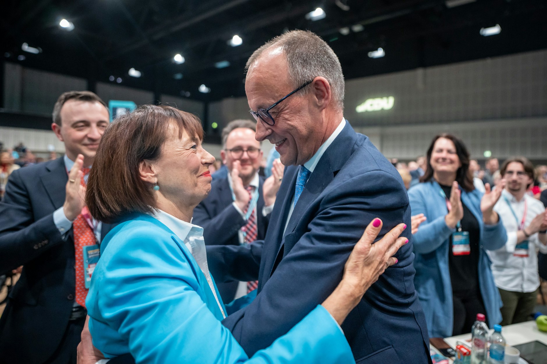 Charlotte Merz gratuliert ihrem Ehemann zu seiner Wahl beim CDU-Bundesparteitag und will ihn vor unangenehmen Fragen schützen. 