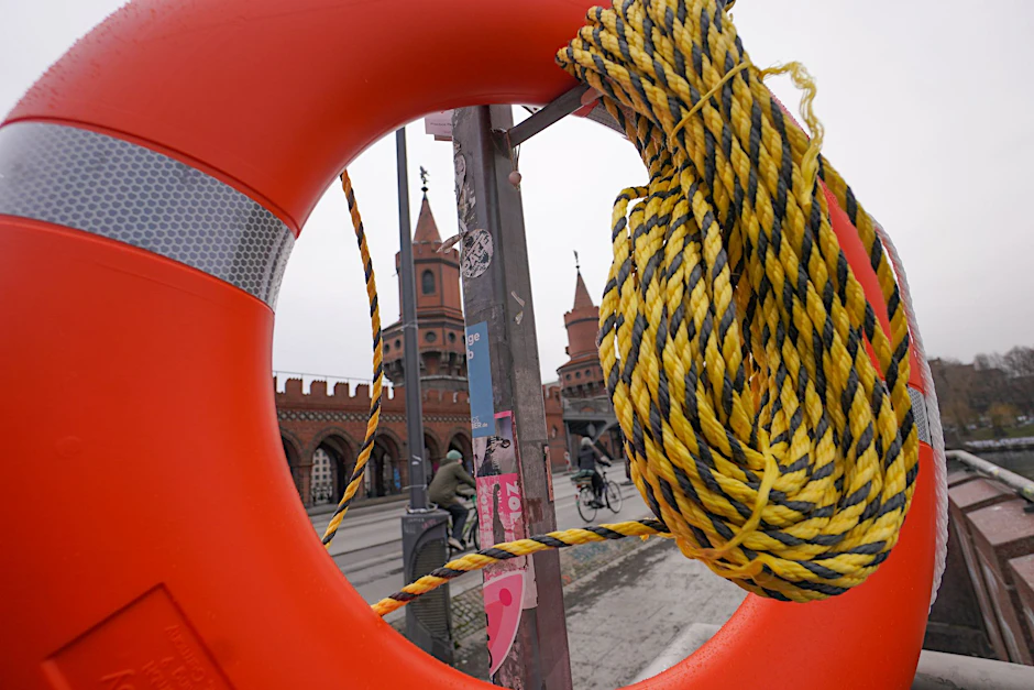 ARCHIV - Ein Rettungsring ist an der Oberbaumbrücke zu sehen.  