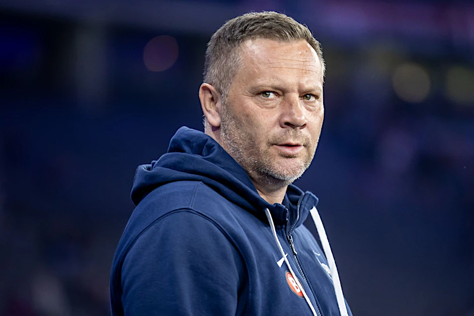 ARCHIV - Trainer Pal Dardai von Hertha BSC betritt das Stadion.  