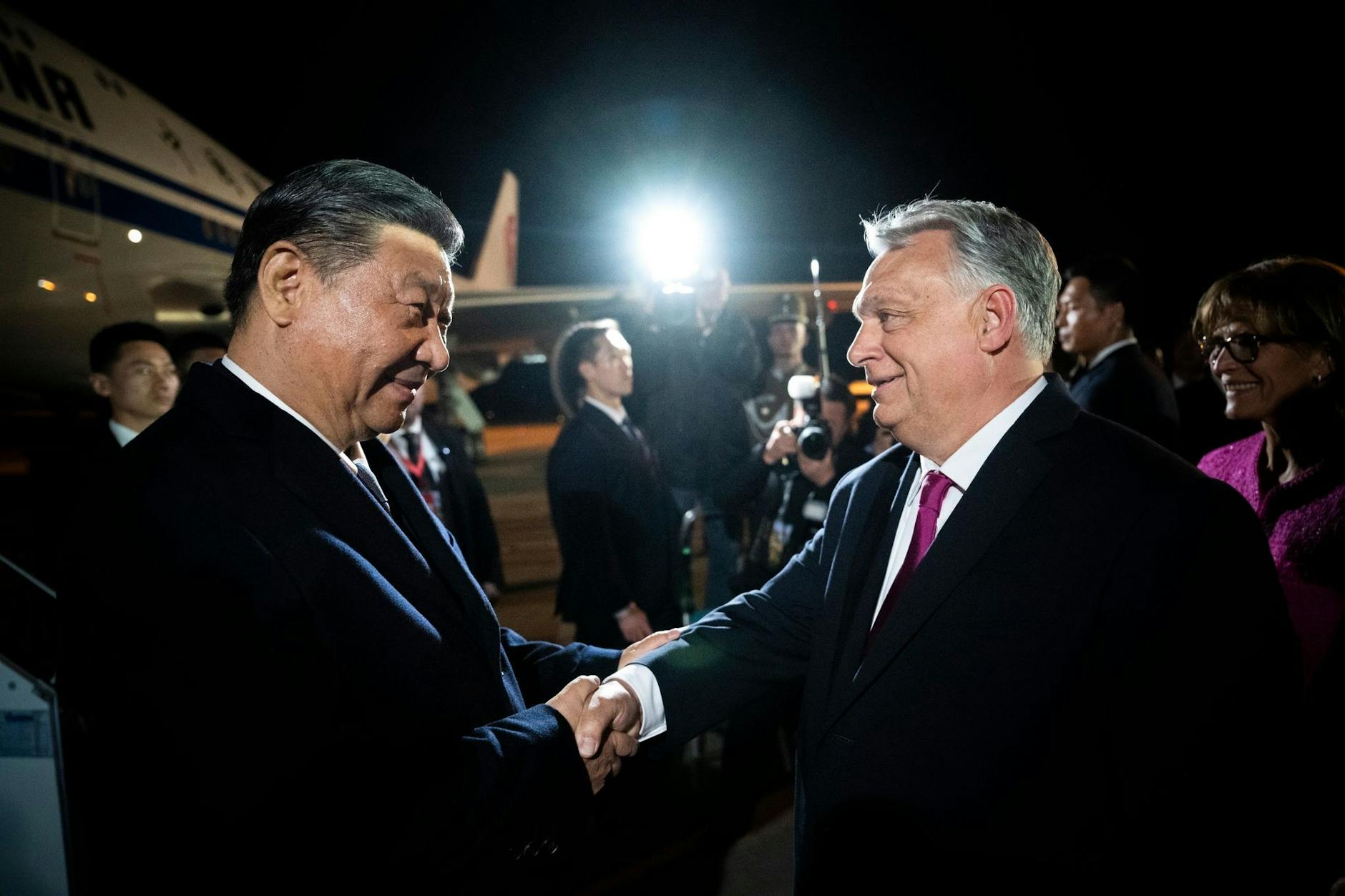 Letzte Station auf Xis Europareise: Der ungarische Ministerpräsident Viktor Orbán (r.) begrüßt den chinesischen Präsidenten auf dem Flughafen Budapest.