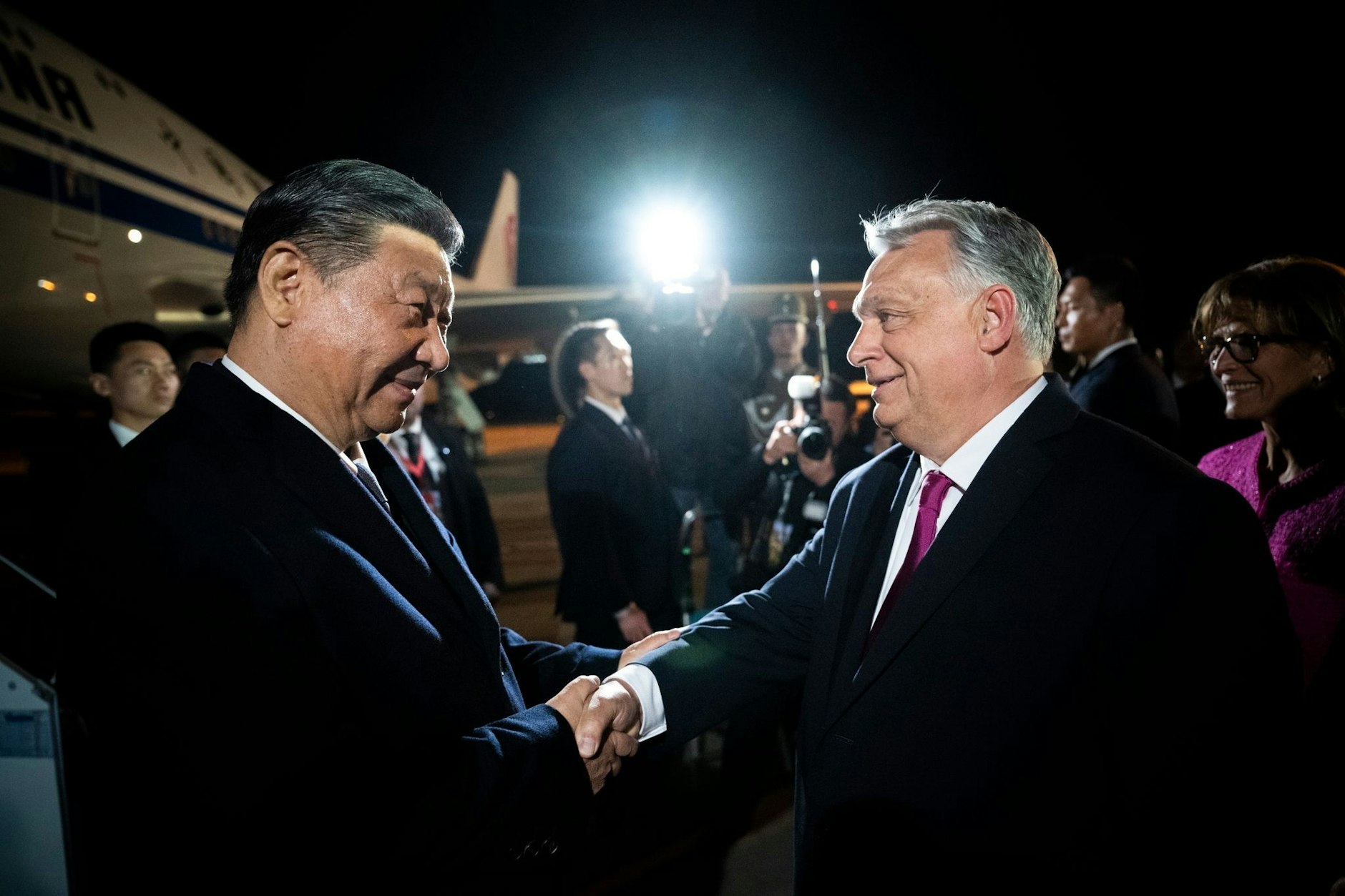 Letzte Station auf Xis Europareise: Der ungarische Ministerpräsident Viktor Orbán (r.) begrüßt den chinesischen Präsidenten auf dem Flughafen Budapest.
