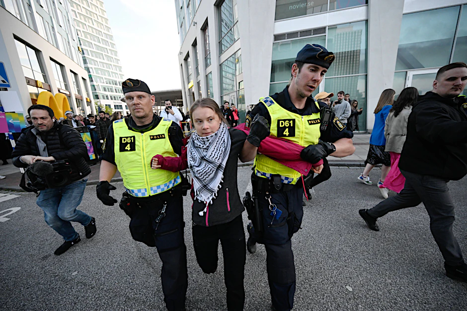 Die Klimaaktivistin Greta Thunberg wird am Samstag, den 11. Mai 2024, in Malmö, Schweden, von der Polizei weggetragen. Die Demonstration richtete sich gegen die Teilnahme Israels an der 68. Ausgabe des Eurovision Song Contest  in der Malmö Arena.